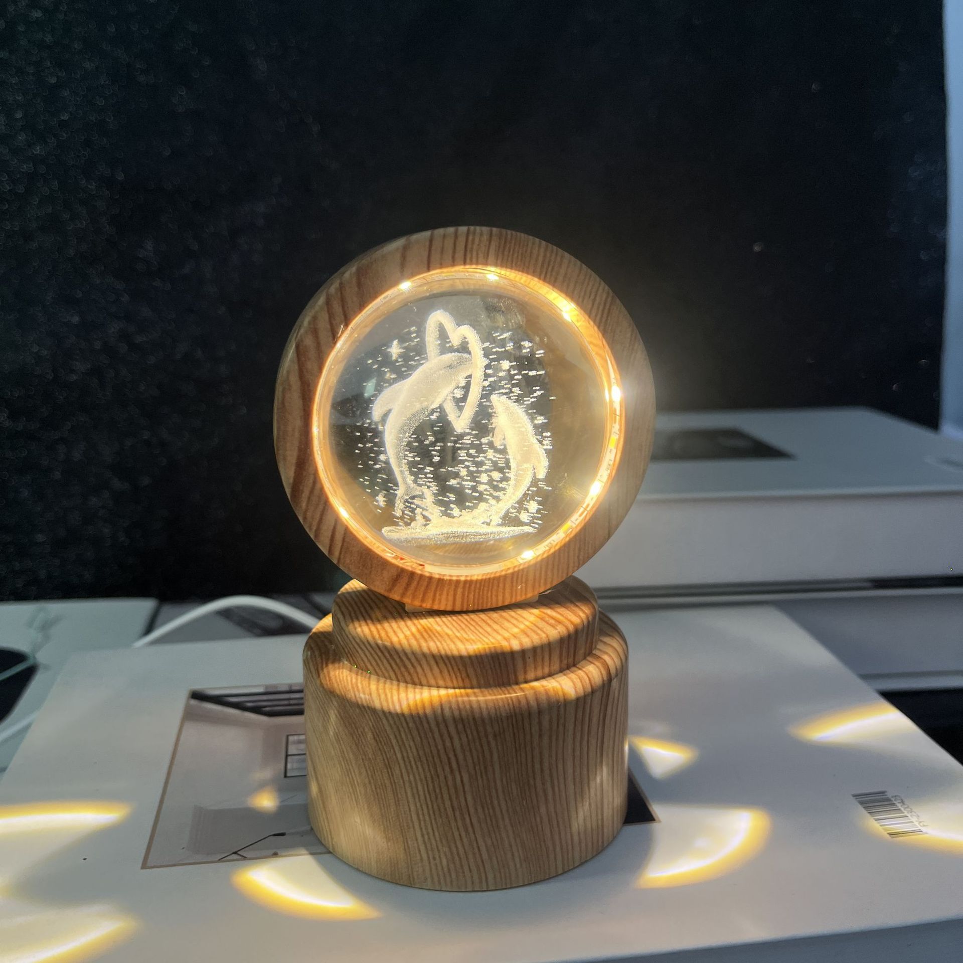 Кристальный шар 6 см ночник Любимый Дельфин Вращающаяся LED Лампа С Желтой Деревянной Основой Подарок