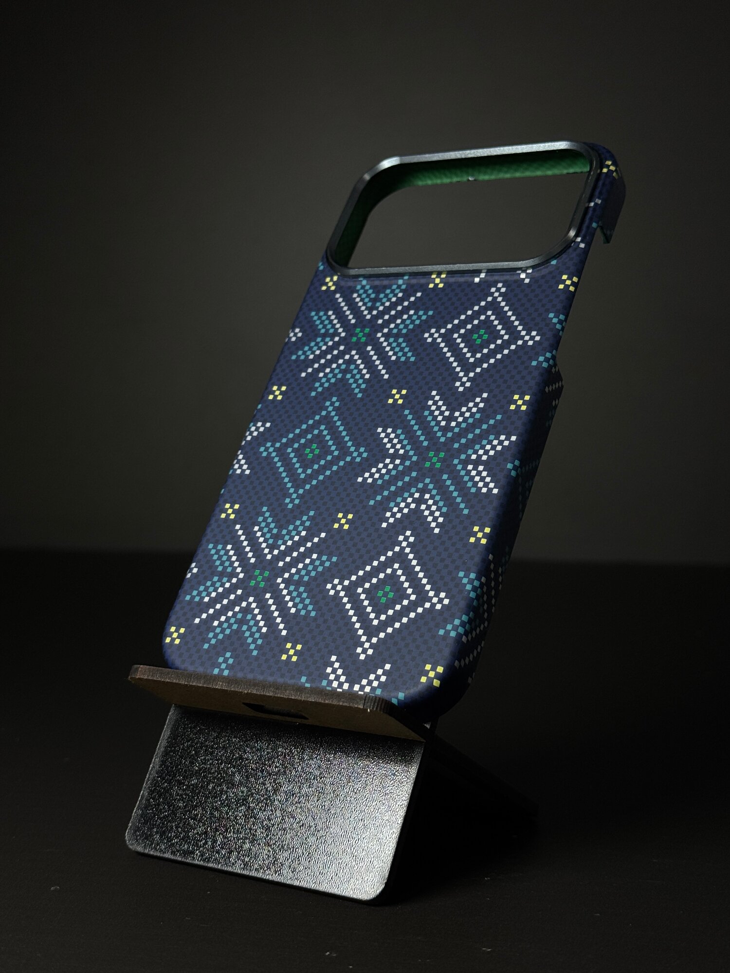 Чехол Айфон 17 Про Макс/18 Про Макс, чехол iPhone 17/18 Pro Max с MagSafe LUXO, сине- белые снежинки, легкий, карбоновый