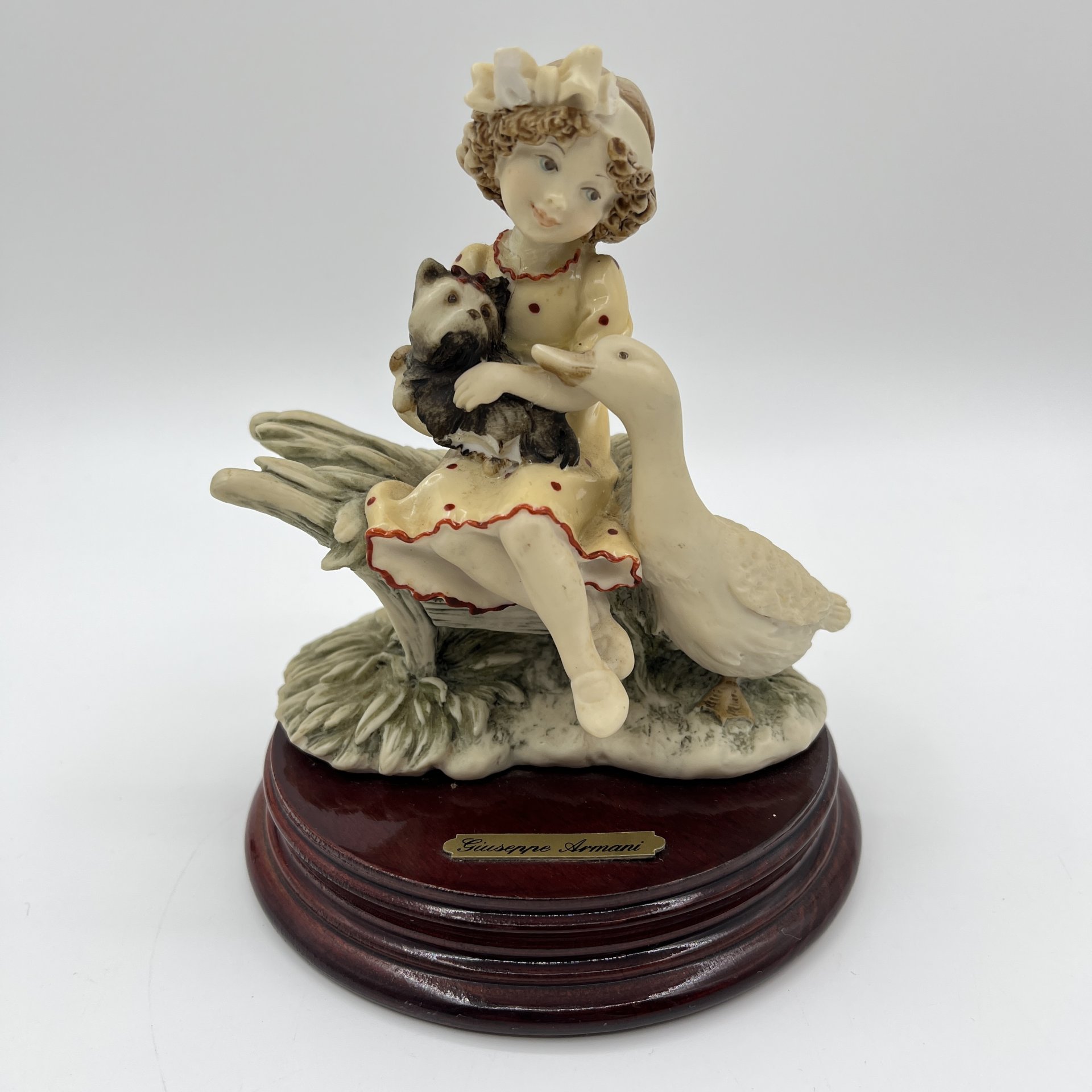 Статуэтка "Девочка с утокой" автор G.Armani, Capodimonte (Каподимонте), фарфор, дерево