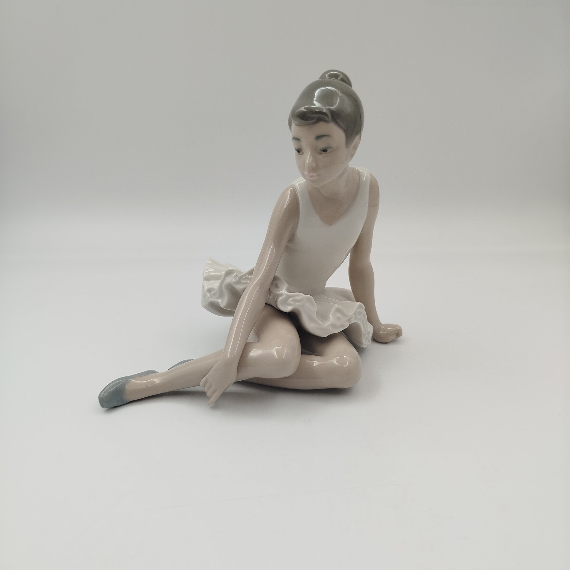 Статуэтка "Сидящая балерина", скульптор Vicente Martínez, NAO Porcelain, фарфор, роспись
