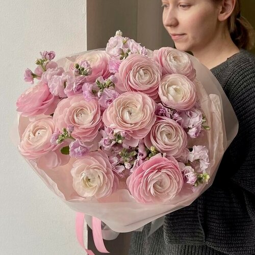 Изображение товара Букет из розовых ранункулюсов и фиолетовой маттиолы, красивый букет цветов, шикарный, премиум цветы, премиум букет