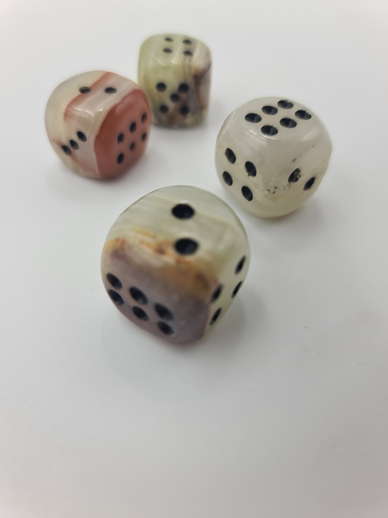 Кубик игральный из натурального оникса маленький 1 шт от бренда Present61 — фото 1