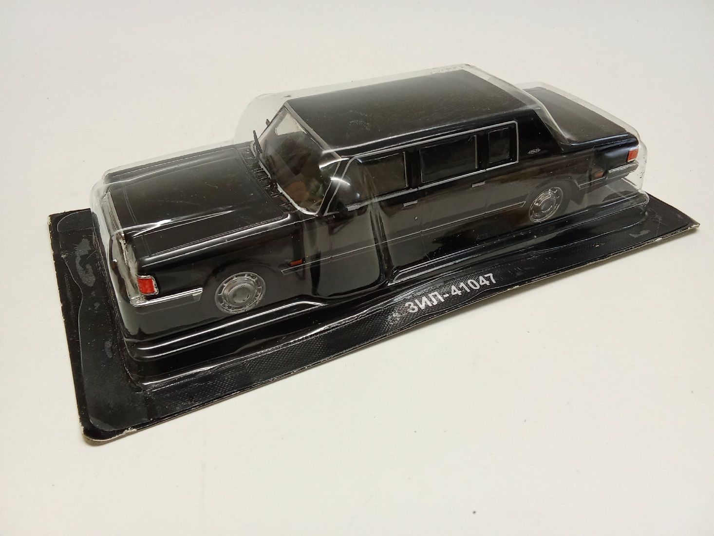 Модель авто 1:43 ЗИЛ 41047 в коробке-блистере без журнала