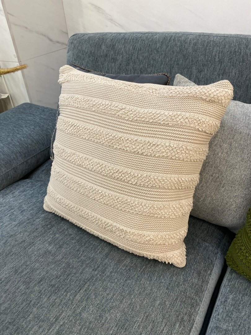 Подушка декоративная из хлопка с буклированной вязкой TKANO Essential TK22-CU0012 серый 450х450