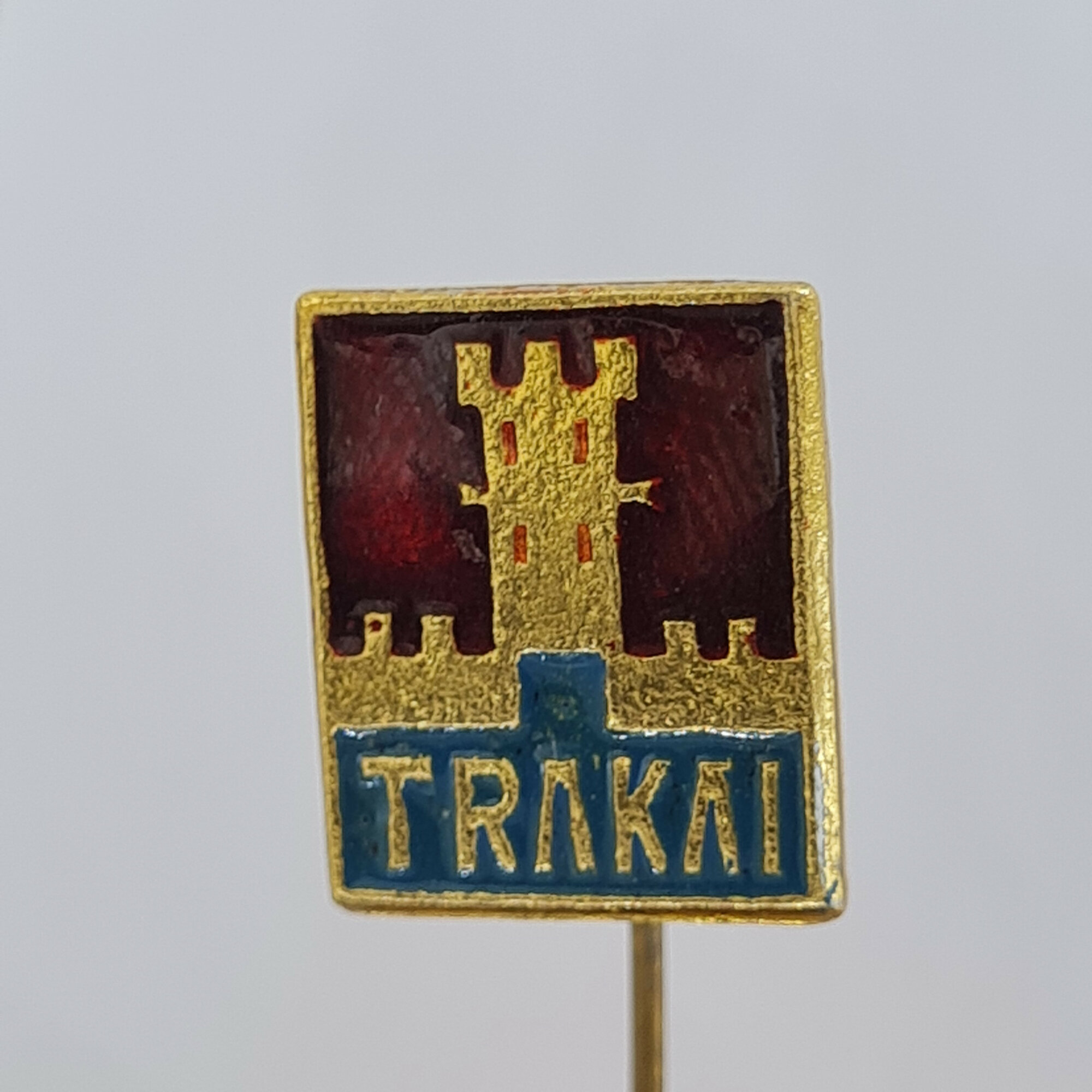Значок СССР. Тракай, башня и крепостная стена, город Литва. Винтажный значек.