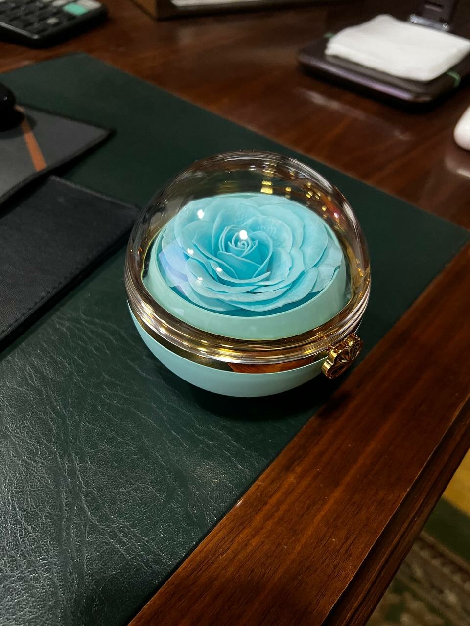 Подарочная шкатулка для кольца с розой под куполом