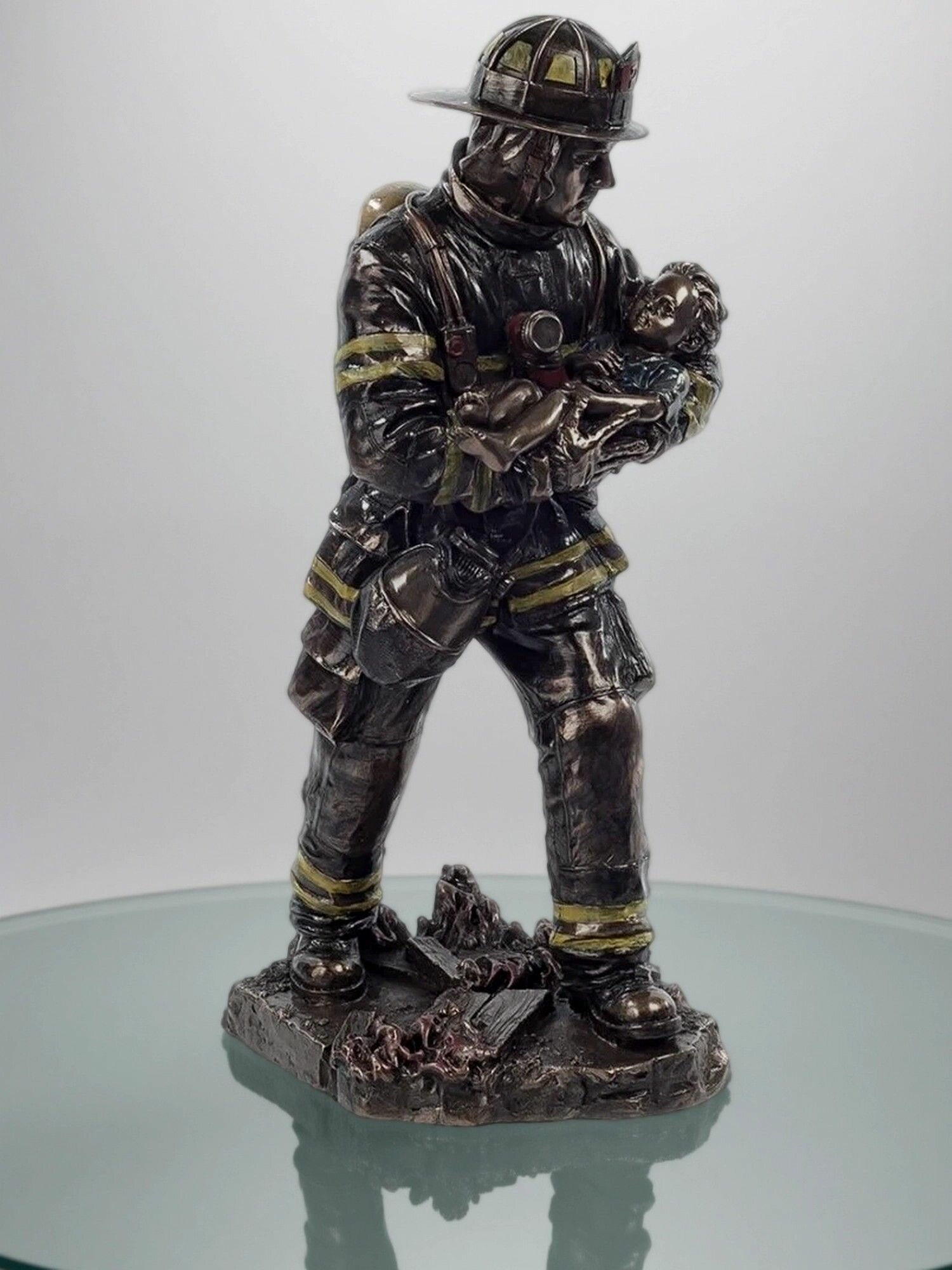 Статуэтка Пожарный Спасатель, 28*13,5*11,5см, полистоун, цвет бронзовый