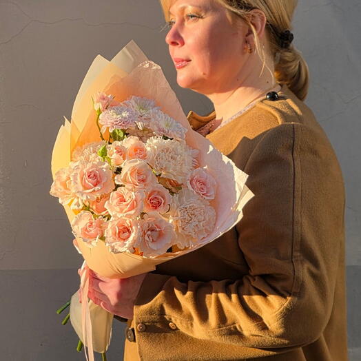 Нежный кремовый букет с кустовой розой "Нежность"