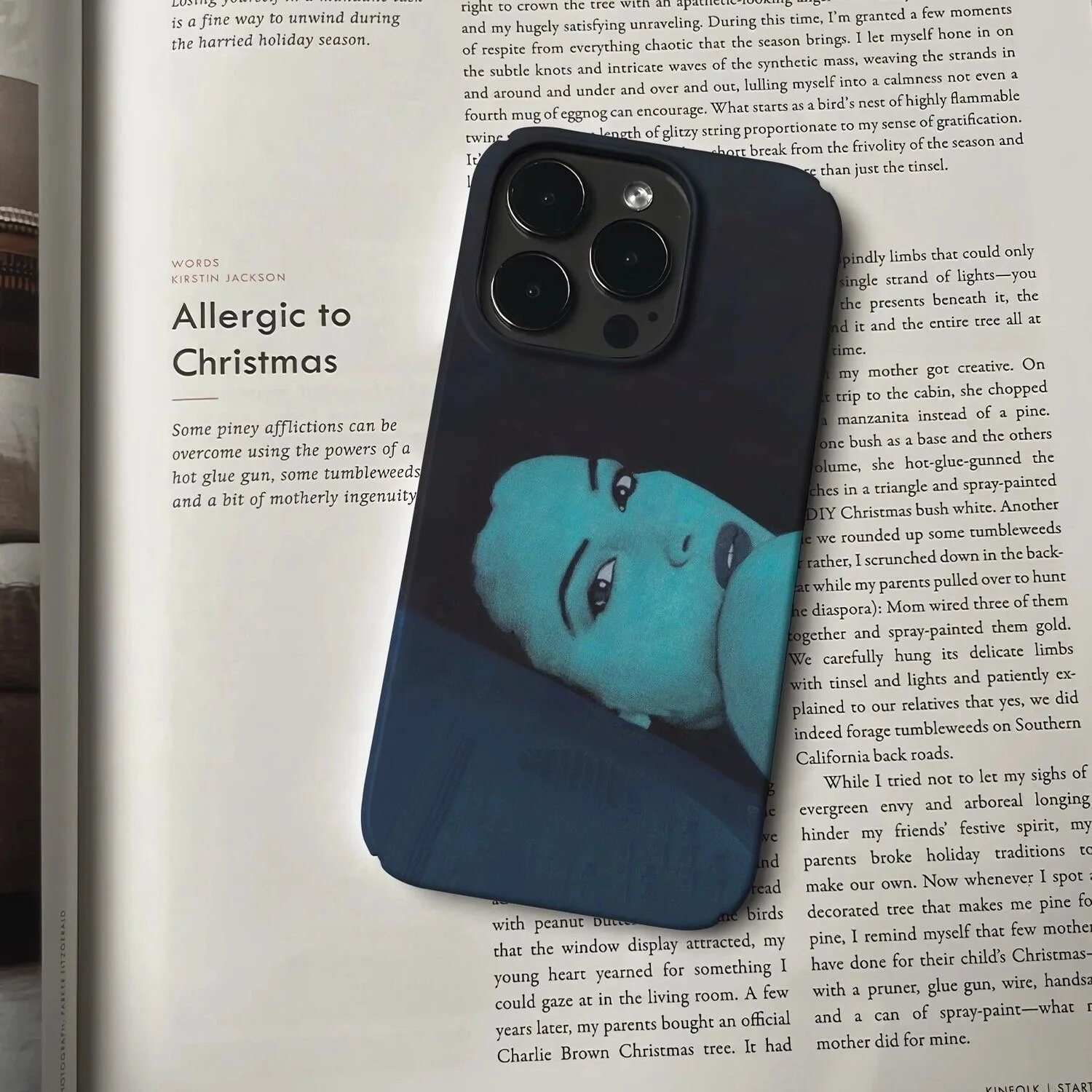 Чехол iPhone 17 Gold с аниме-девочкой