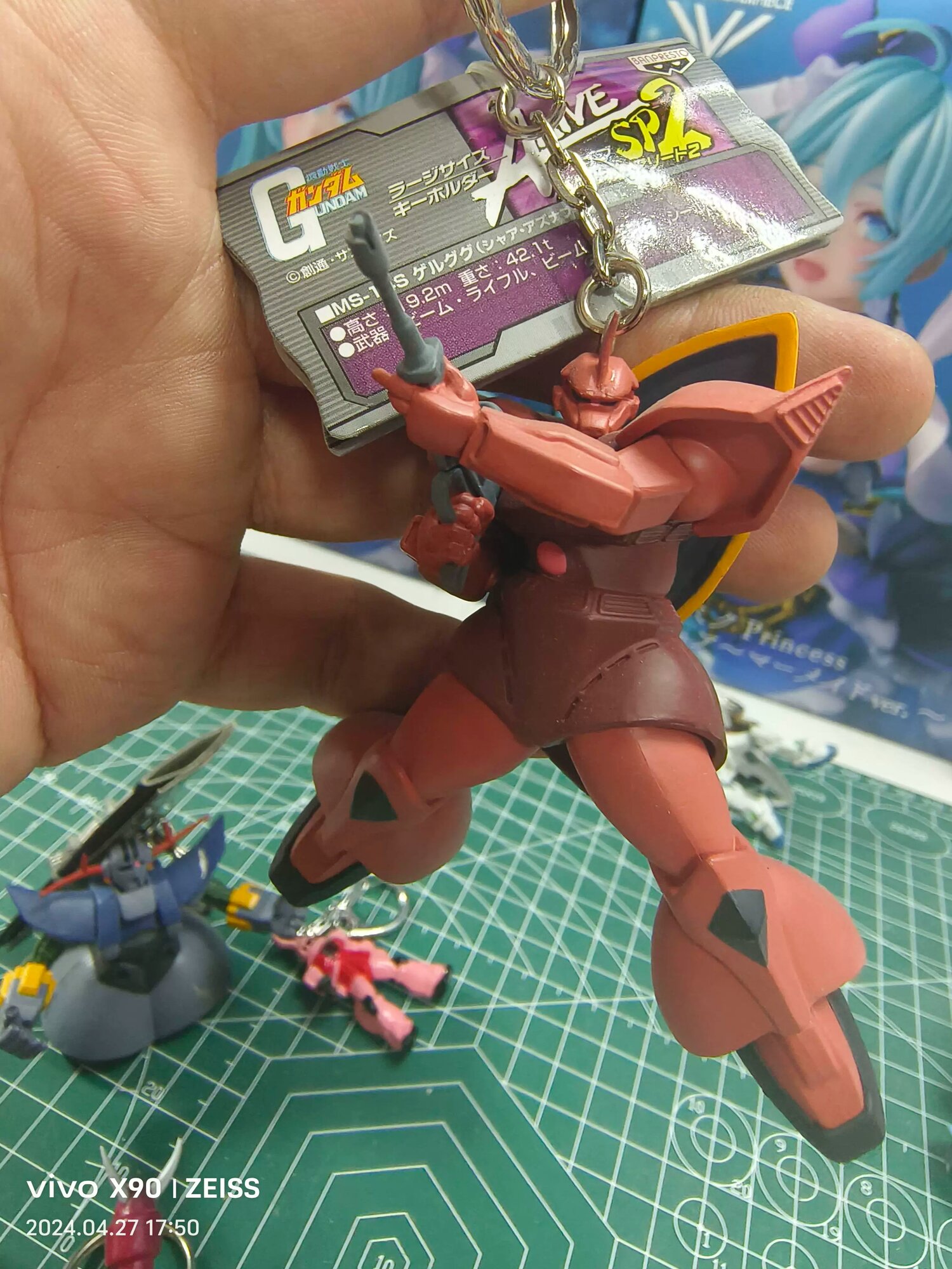 Официальный ключик-брелок от Bandai из серии Заку Гундам японского производства с деталями боевых повреждений -