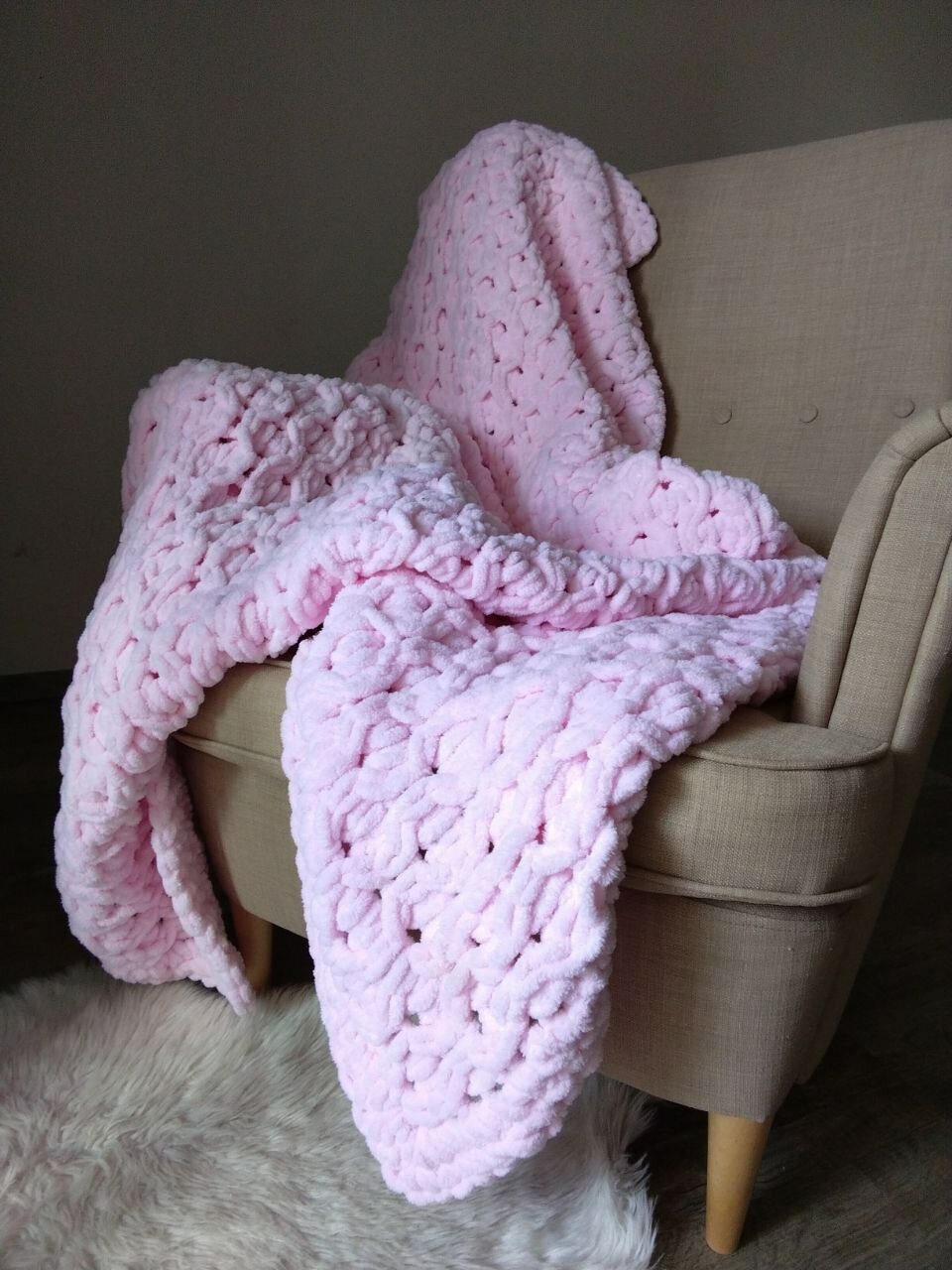 Плед крупной вязки, розовый, односпальный/ 1,5 спальный (185*130 см), на кровать, на диван, покрывало, ручная работа - фотография № 10