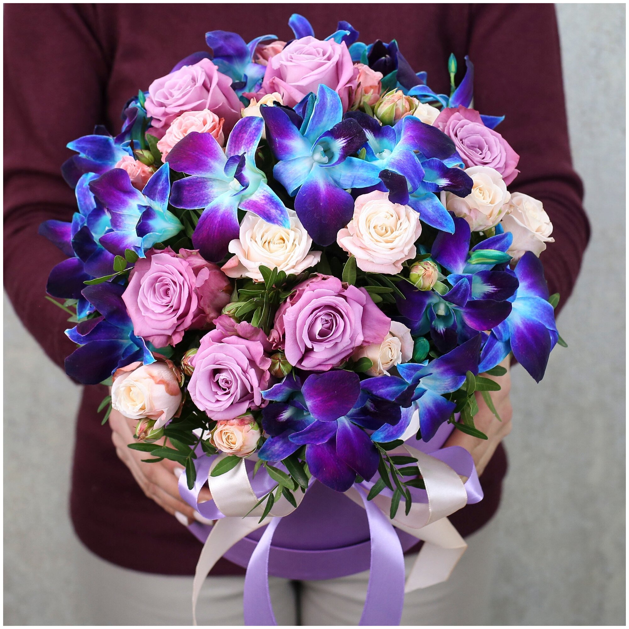 Букет цветов живые из синих орхидей и фиолетовых роз в шляпной коробке "Аметистовый бриз"