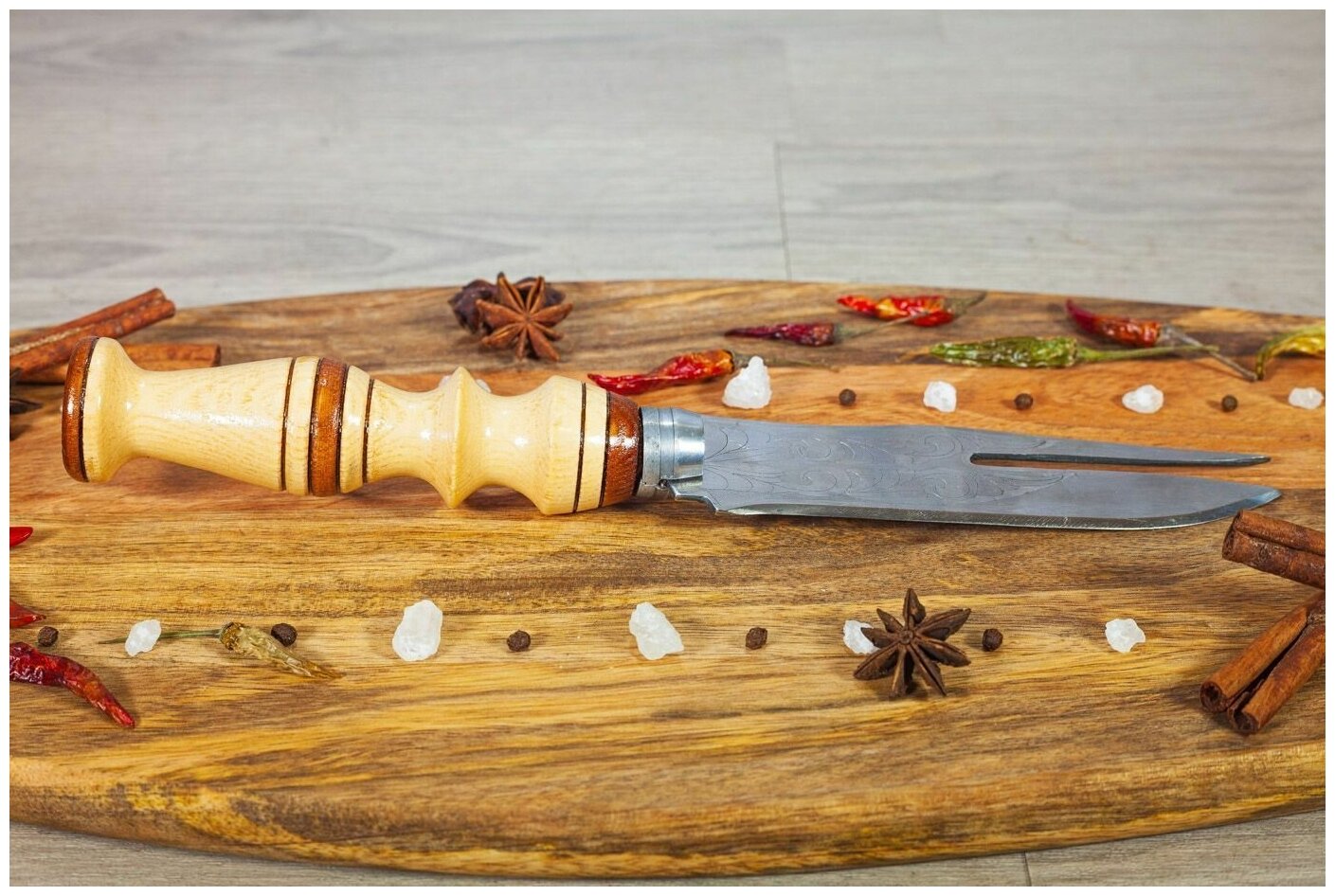 Вилка - нож для снятия мяса с резной рукоятью и гравировкой на лезвии №2 - фотография № 2