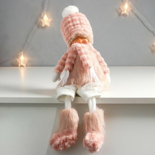 Кукла интерьерная Мальчишка-кудряш в розовом меховом костюме длинные ножки 51х10,5х13,5 см 75753 декоративная кукла кнр дед мороз с кудрявой бородой в меховом костюме 28 см белый