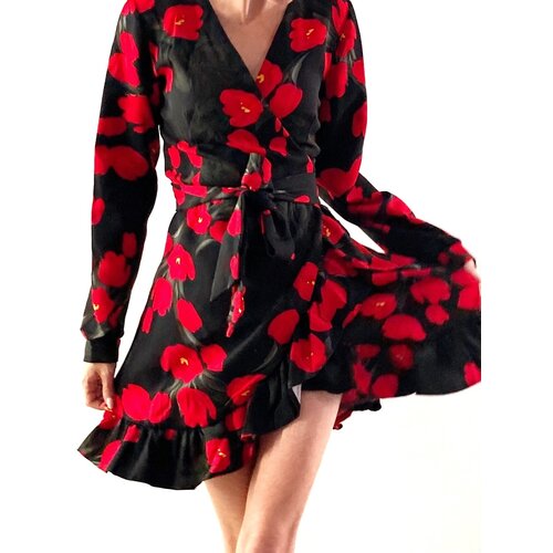 Черное платье с красными тюльпанами