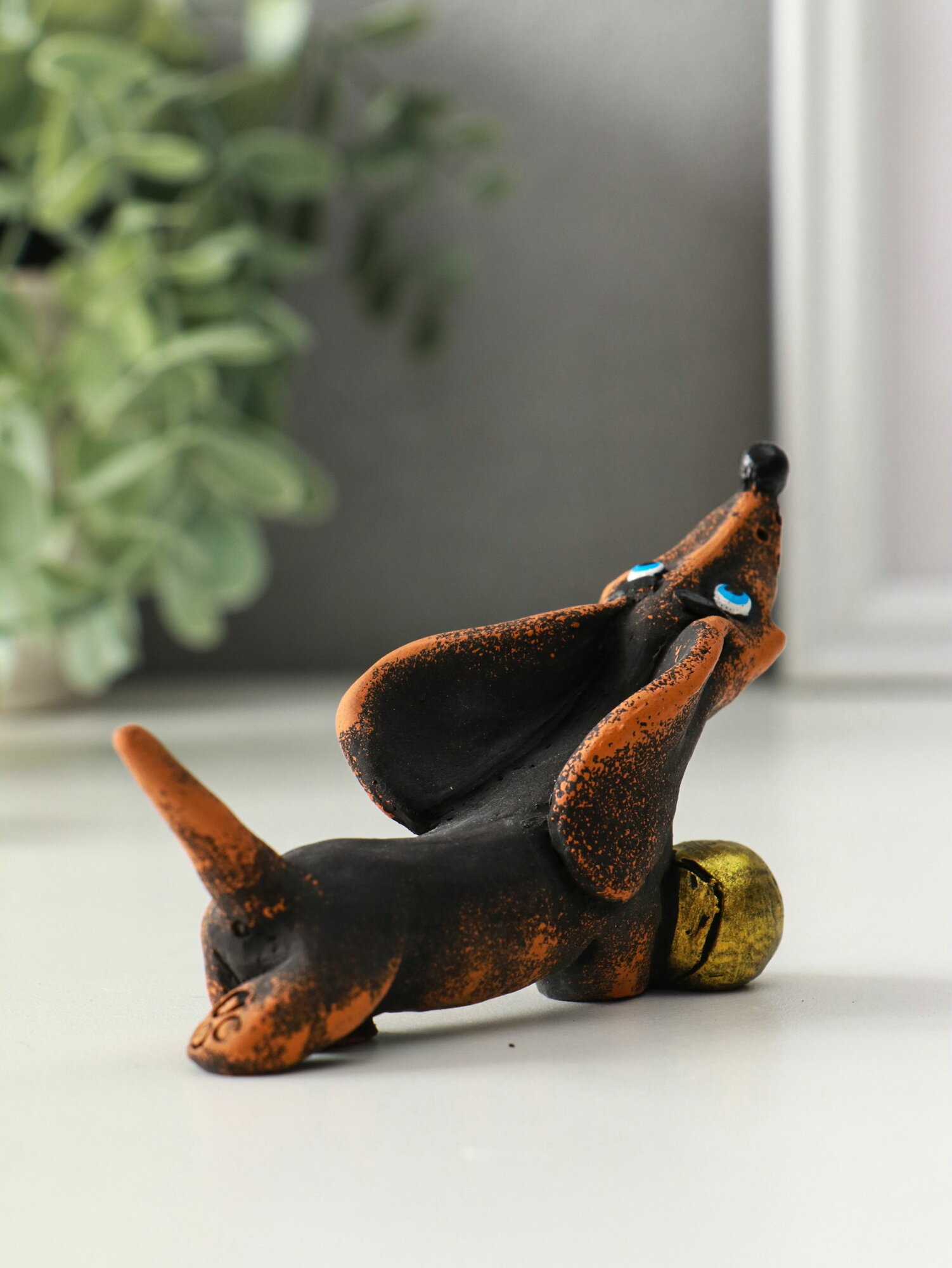 Фигурка полистоун "Такса с мячом", 4.5x9x4.3 см, цвет: коричневый — фото 1
