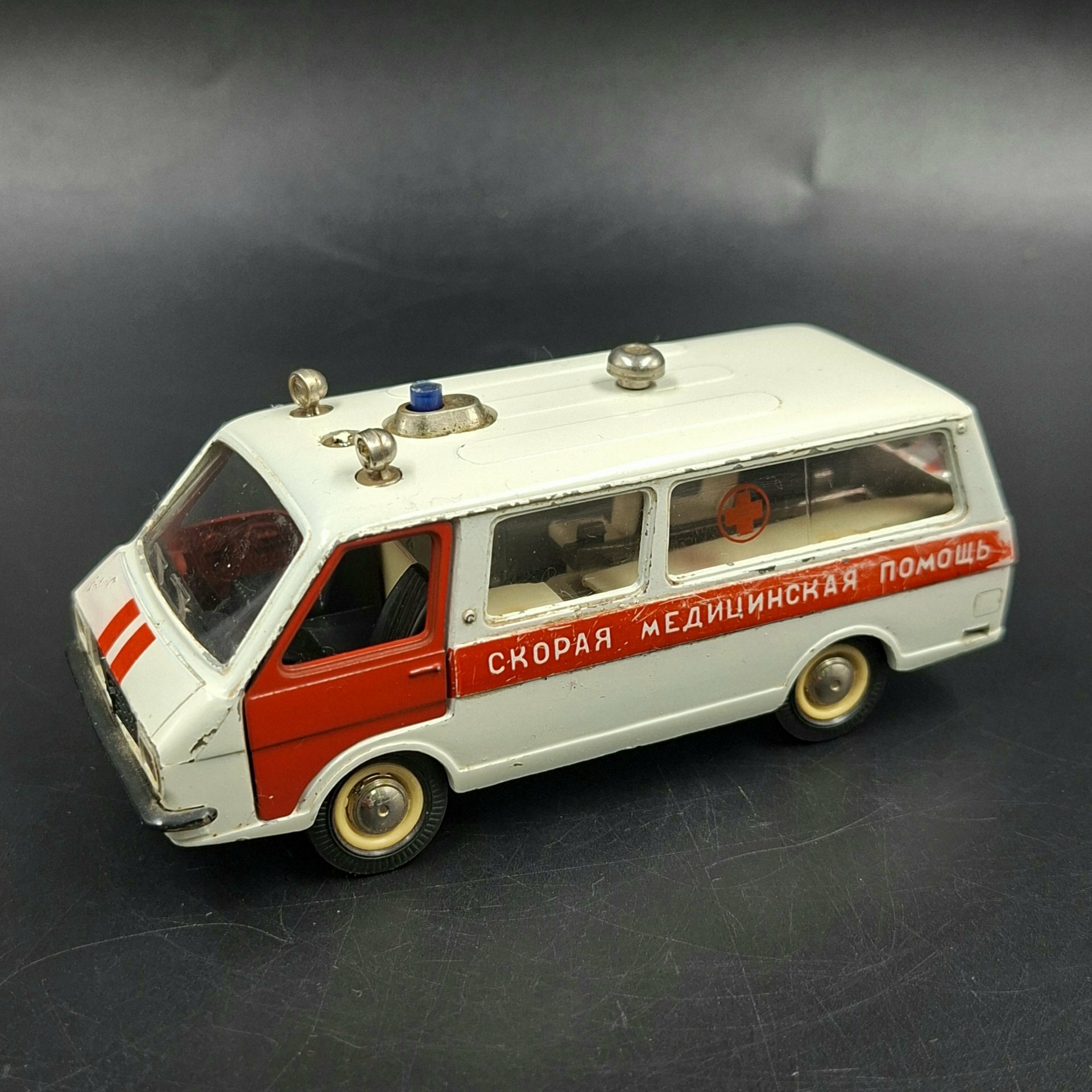 Модель микроавтобуса РАФ-2203 "Скорая помощь" в масштабе 1:43, металл, пластик, СССР