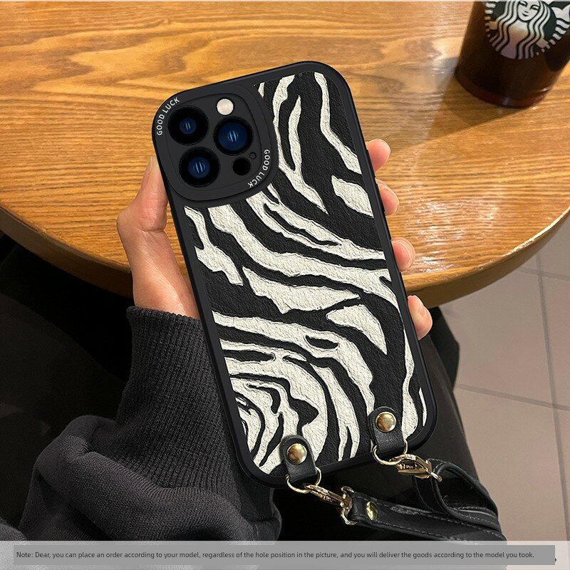 Чехол для iPhone 17 из мягкого силикона в черном с зебровым принтом и кроссбоди-ремнем размера M+ для повседневного