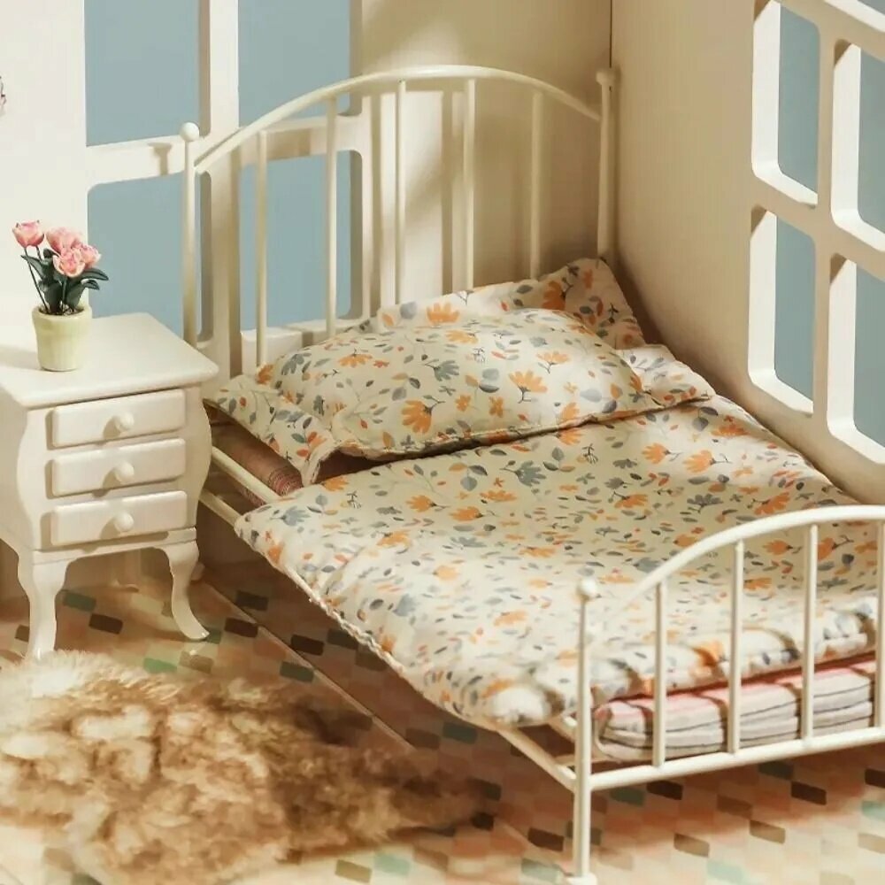 Винтажная миниатюрная кровать