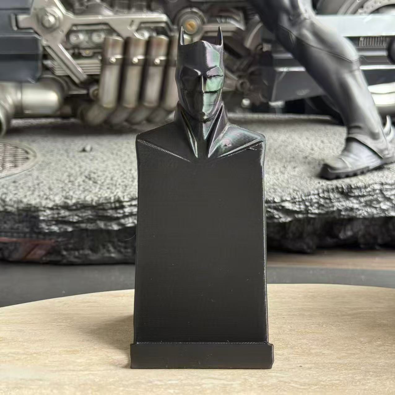 3D-печатная настольная подставка для телефона в стиле Бэтмена, декоративное украшение, органайзер для канцелярских принадлежностей, индивидуальный креативный дизайн в темном и крутом стиле.