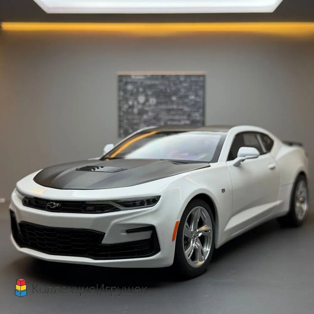 Металлическая модель Chevrolet Camaro SS 1:18, инерционная, свет и звук, белый американский мускул-кар