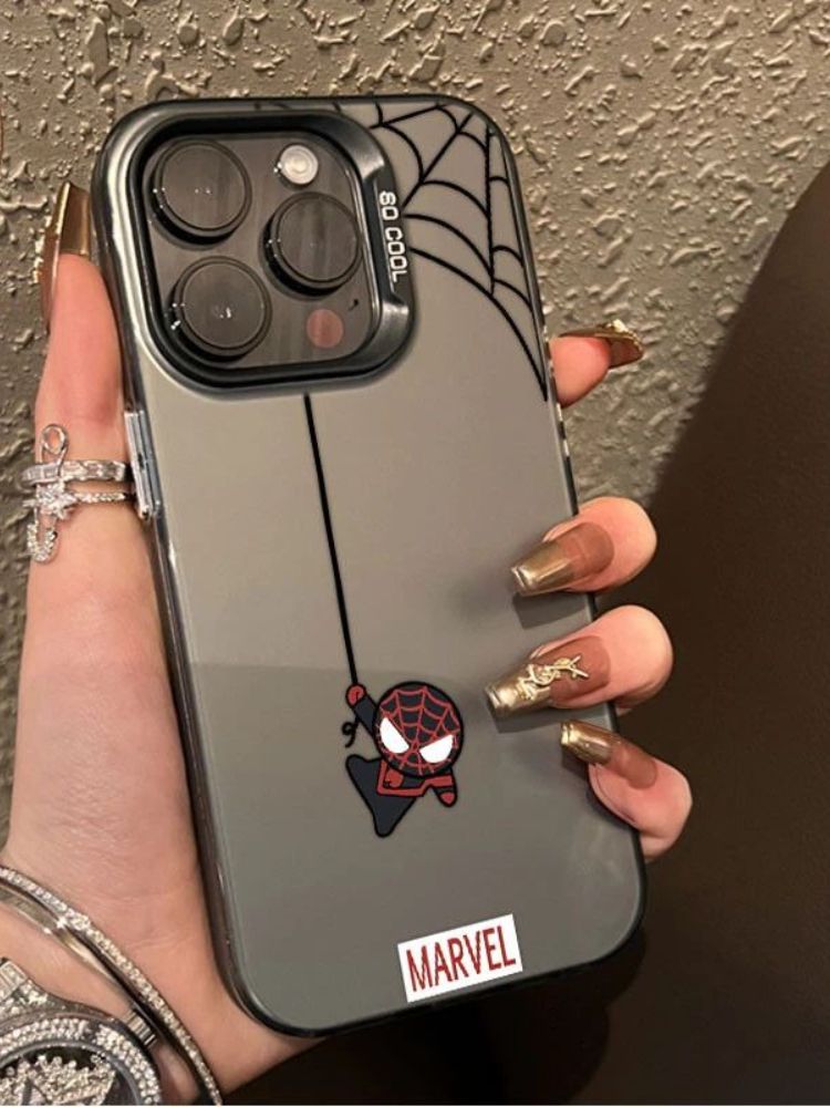 Чехол на Айфон 16 / iPhone 16 черный с логотипом "MARVEL" на светло-сером фоне, создающий игривый супергеройский образ.