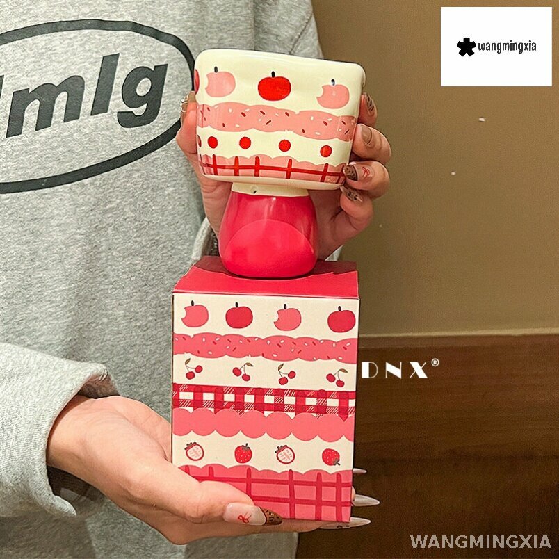 Эксклюзивная керамическая чашка на высокой ножке с ручной росписью, предназначенная для кофе, вина, воды или мороженого, представляет собой креативный подарок для девочек ко дню рождения