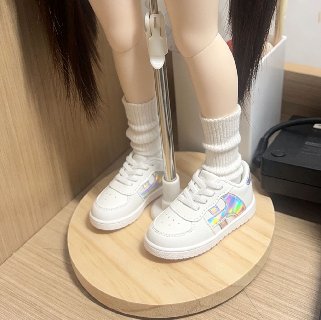 Кроссовки для куклы BJD 1/4: белые с радужным лазерным декором, размер 6,2 см, тканевые