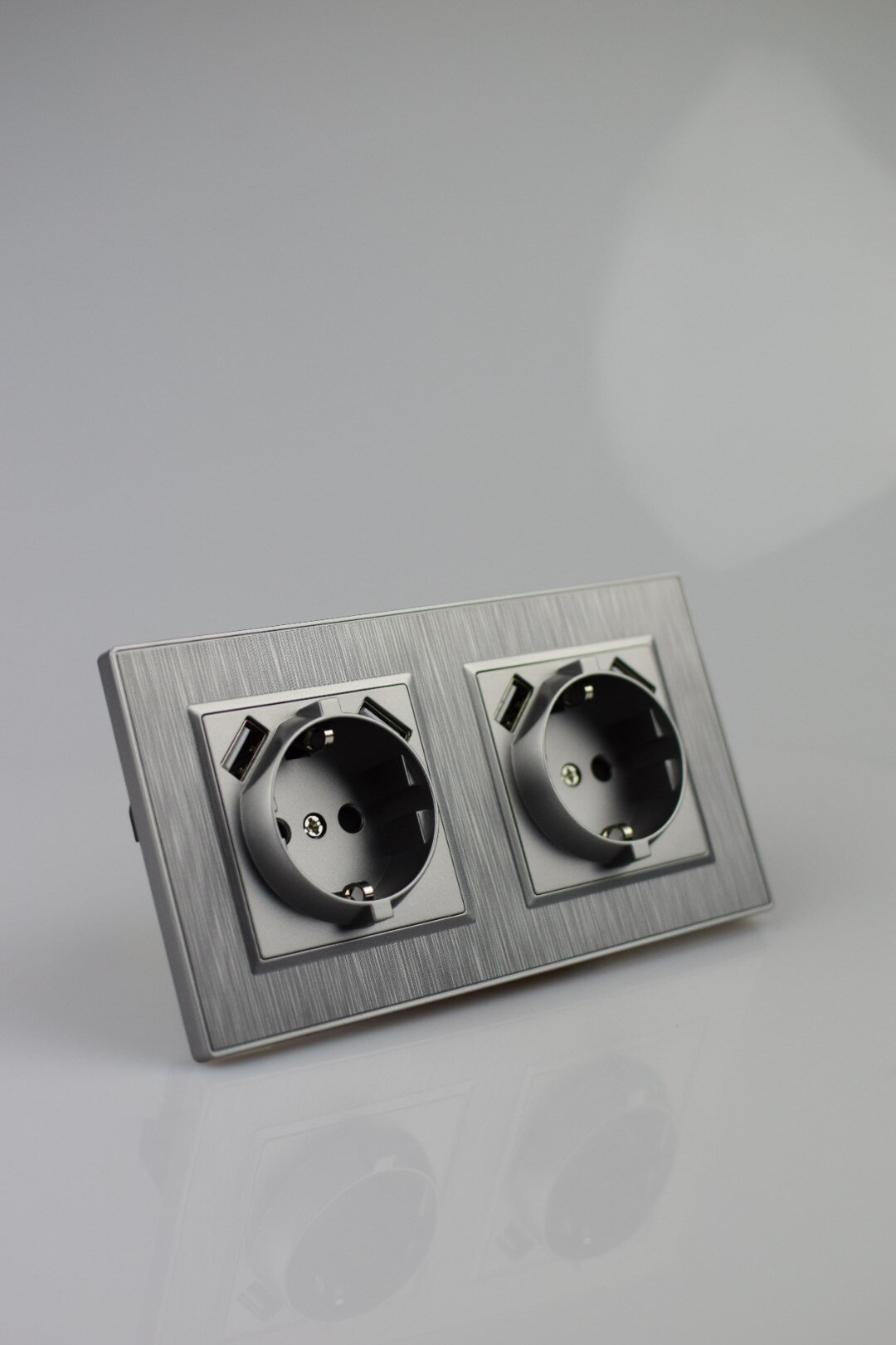 Розетка с usb (юсб) двухместная с заземлением и защитными шторками, серая