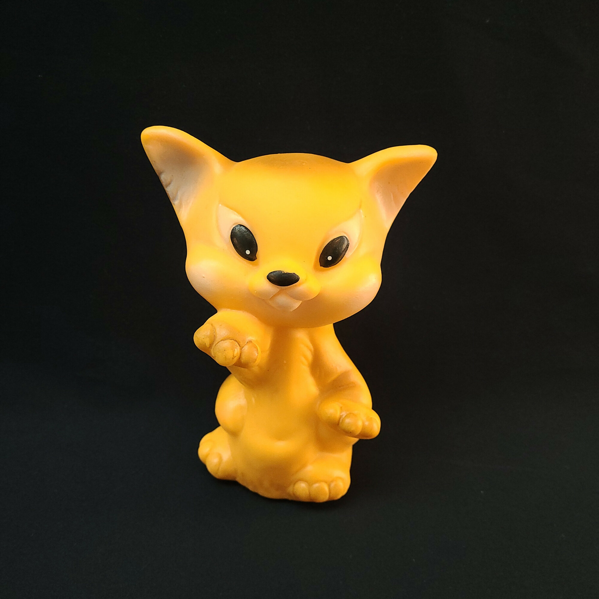 Фигурка котенка винтажная, СССР. Пластмасса, высота 17 см