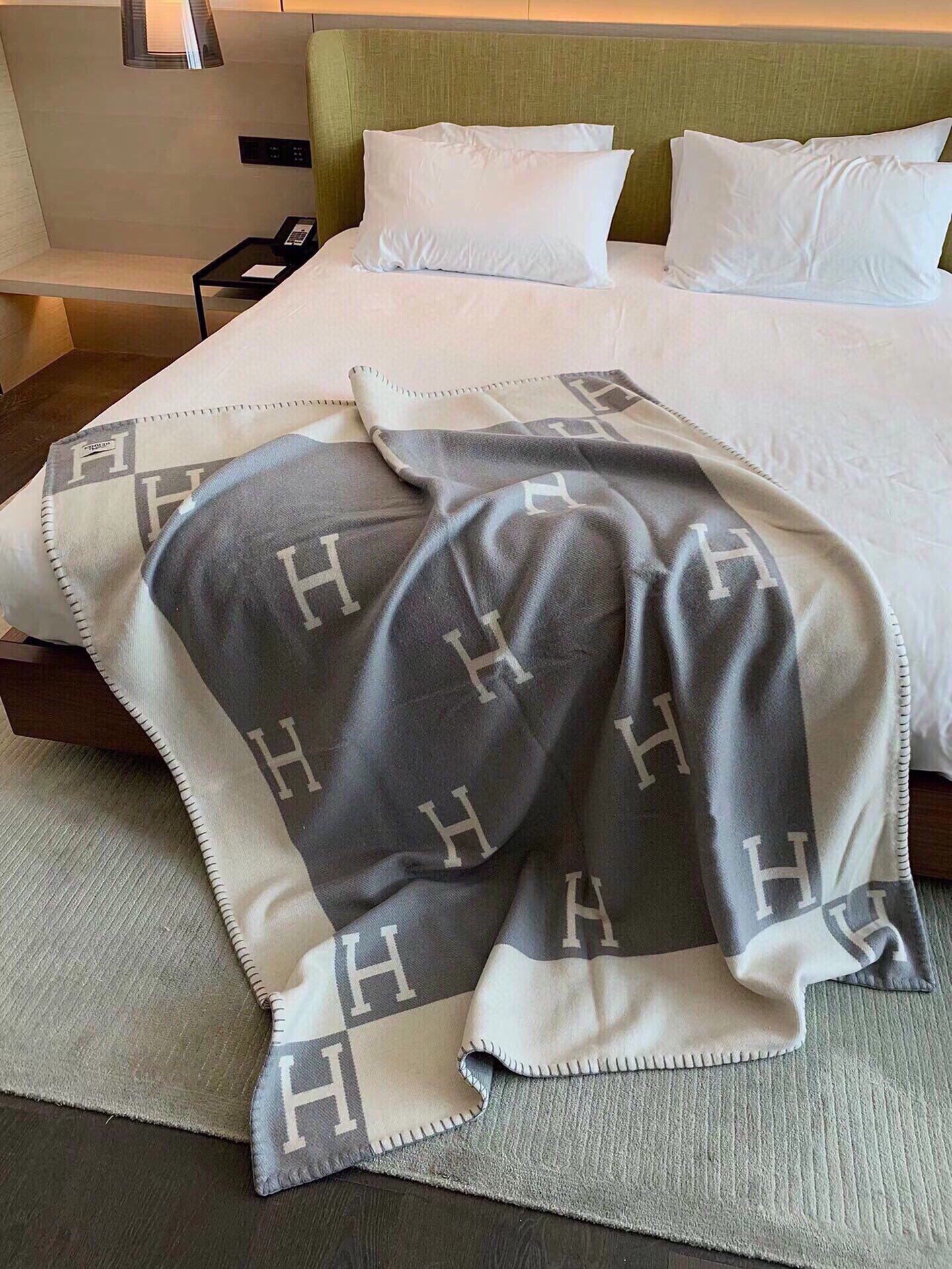 Hermes Плед 130x170 см мериносовая шерсть жаккардовый геометрический светло-серый