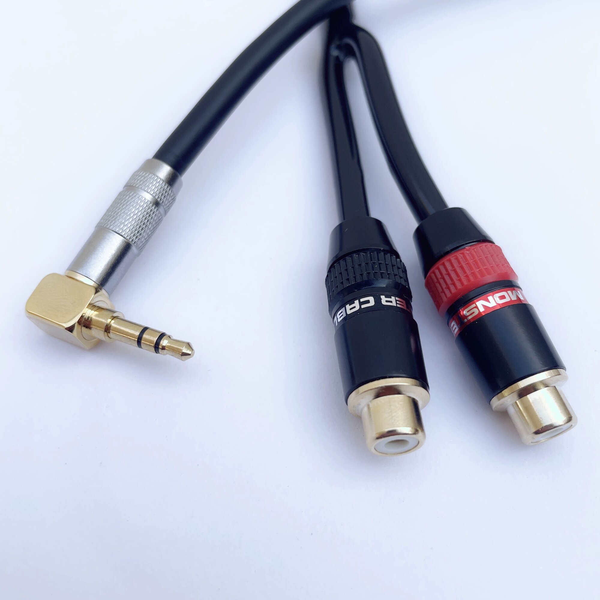 Гнутый аудиокабель 3.5мм на 2x RCA Female с ферритовым кольцом, длина 2м, Hi-Fi сигнал, качественный