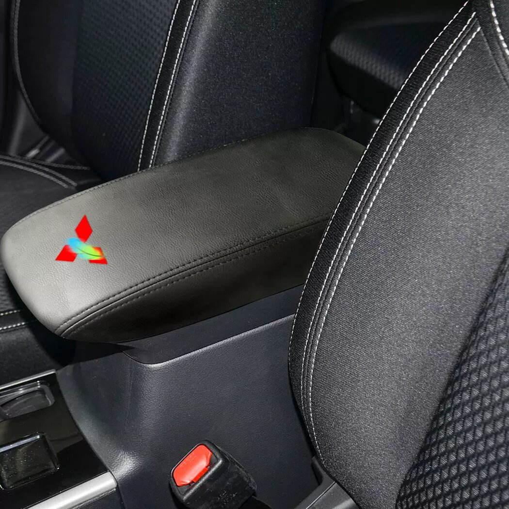 Коврик для центрального подлокотника Mitsubishi Outlander 2019-2021, черная кожа с черной строчкой, красный логотип,