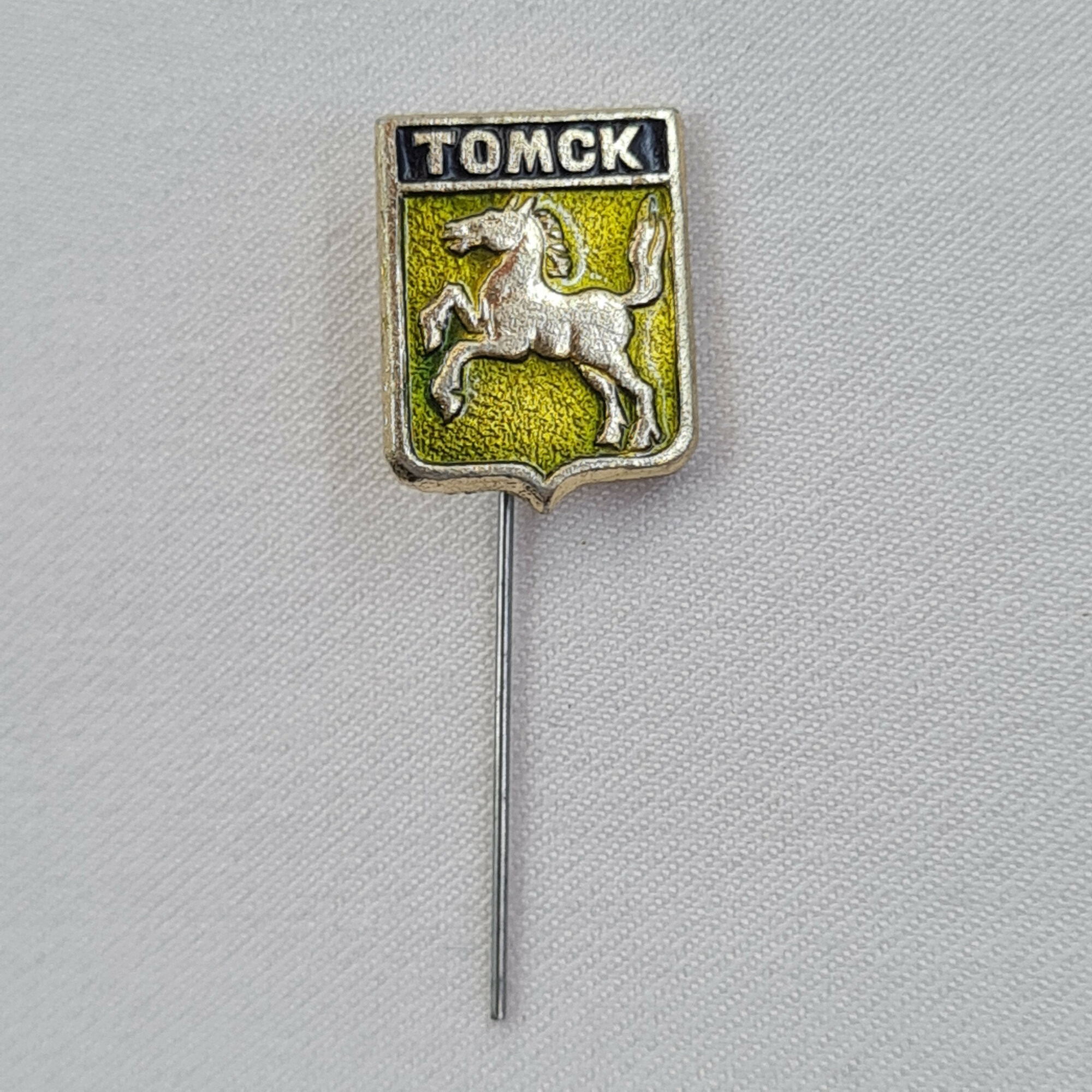Значок СССР. Томск, герб города с белым конем. Винтажный значек.