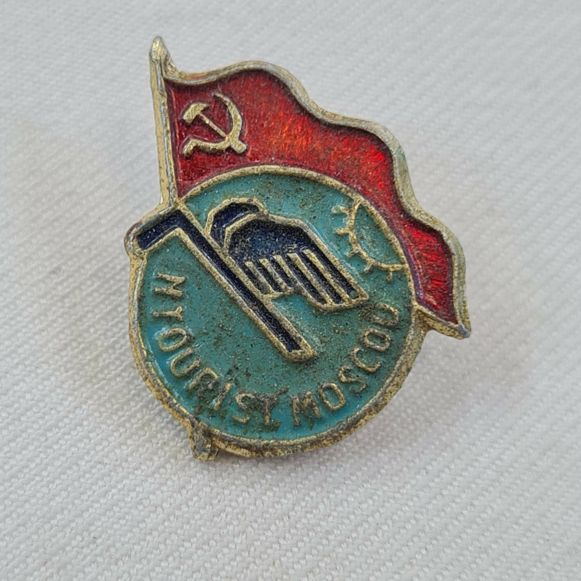 Значок СССР. Флаг, серп и молот, голубь, надпись NYOURI SY MOSCOW, фестиваль. Винтажный значек.