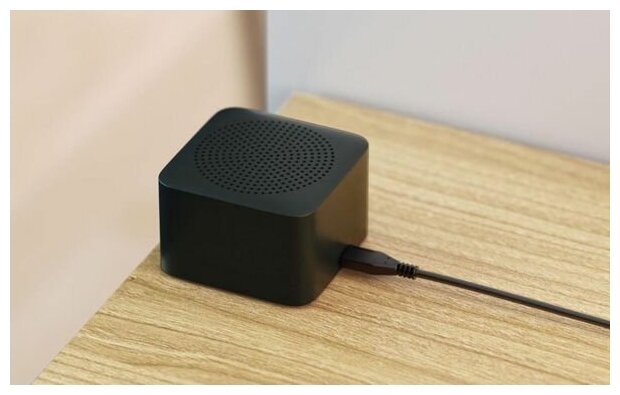 Девушка разговаривает с умной колонкой Яндекс Станции