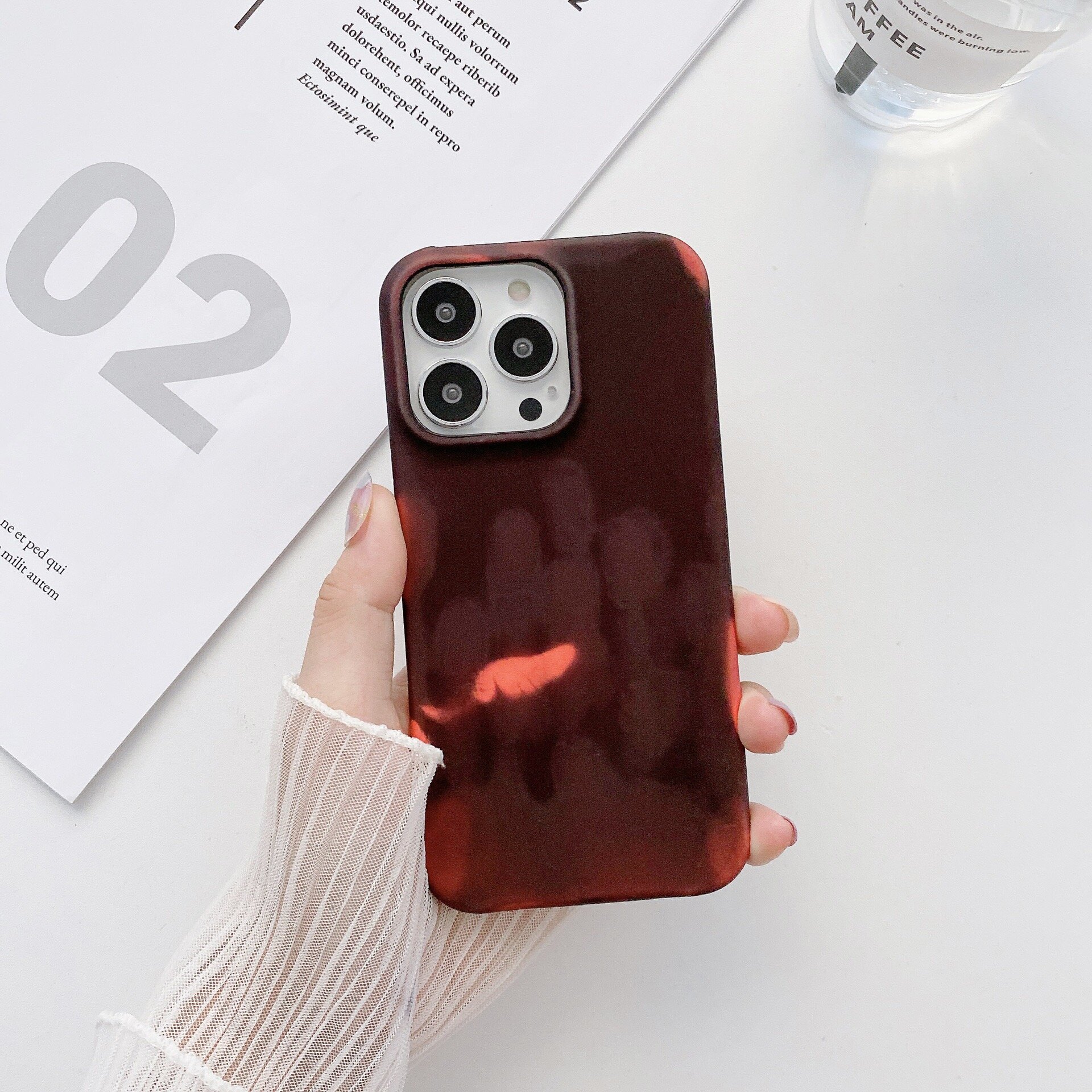Чехол на айфон 15 про макс красный с сменой цвета от температуры - Чехол iPhone 15 pro max красный — фото 1