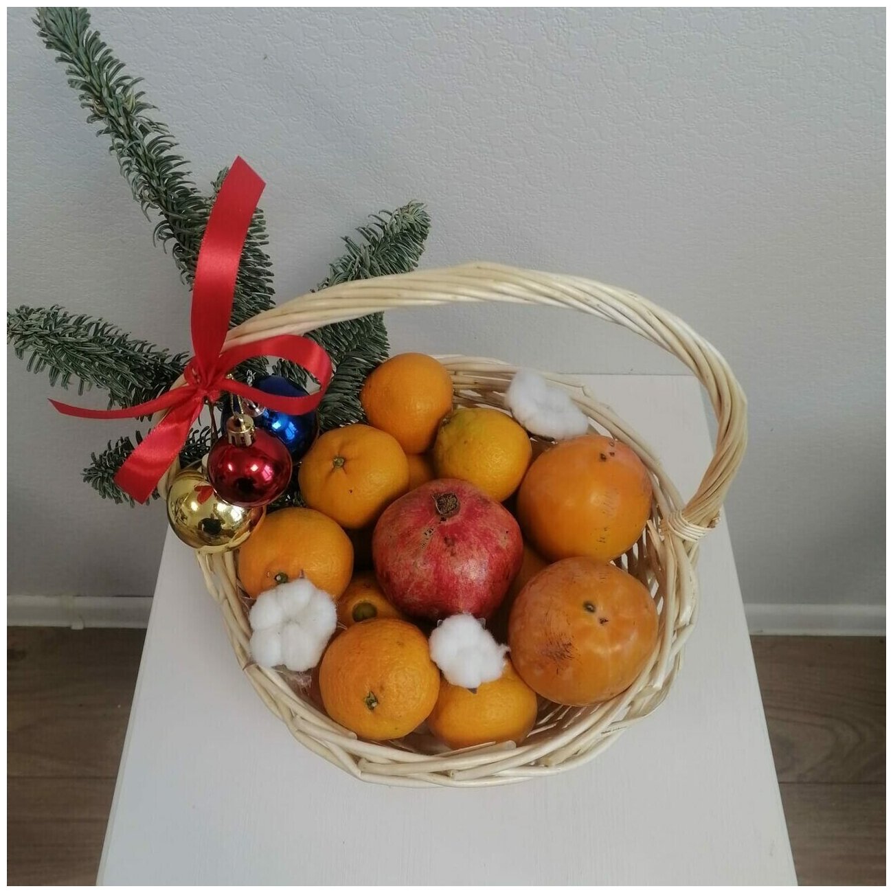 Новогодний букет корзина с мандаринами игрушками и елкой NGYGT7878