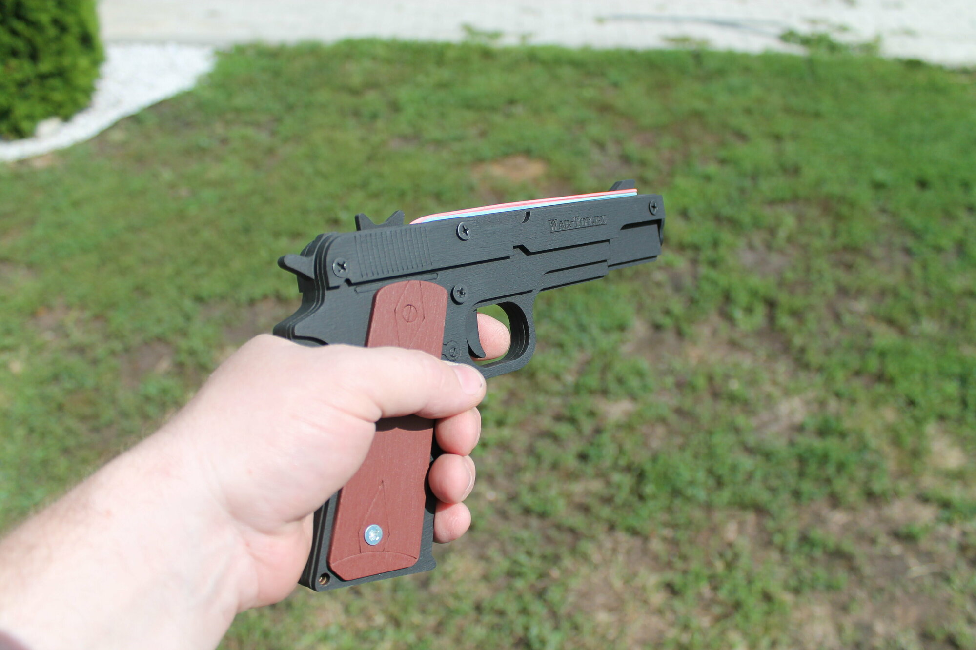 Деревянный пистолет "Кольт" М1911, игрушка-резинкострел окрашен под настоящий