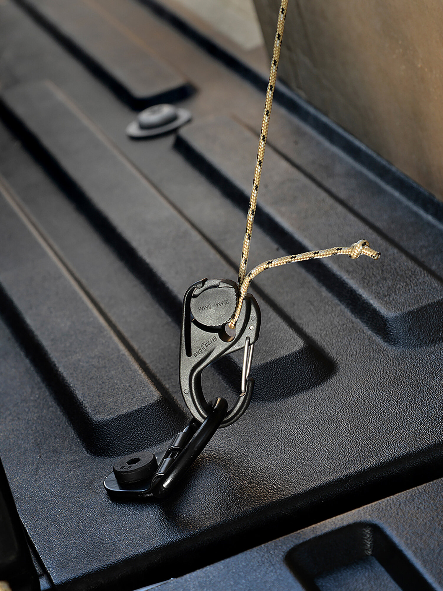 Безузловой натяжитель для веревки с карабином Nite Ize CamJam — фото 1