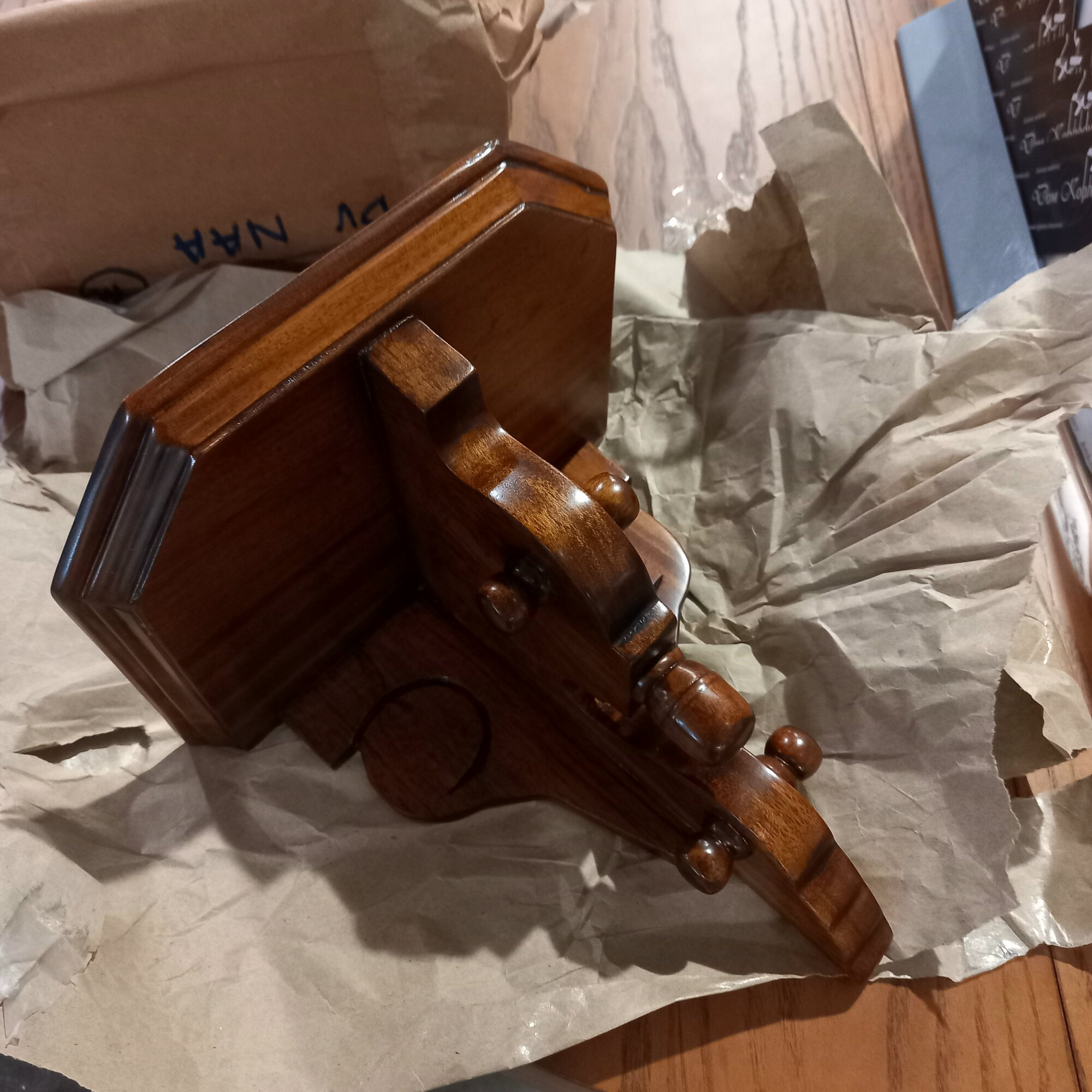 Интерьерная настенная полка   капитель DOMKORLEONE из красного дерева  mahogany wood   цвет орех NAA  светло коричневый 