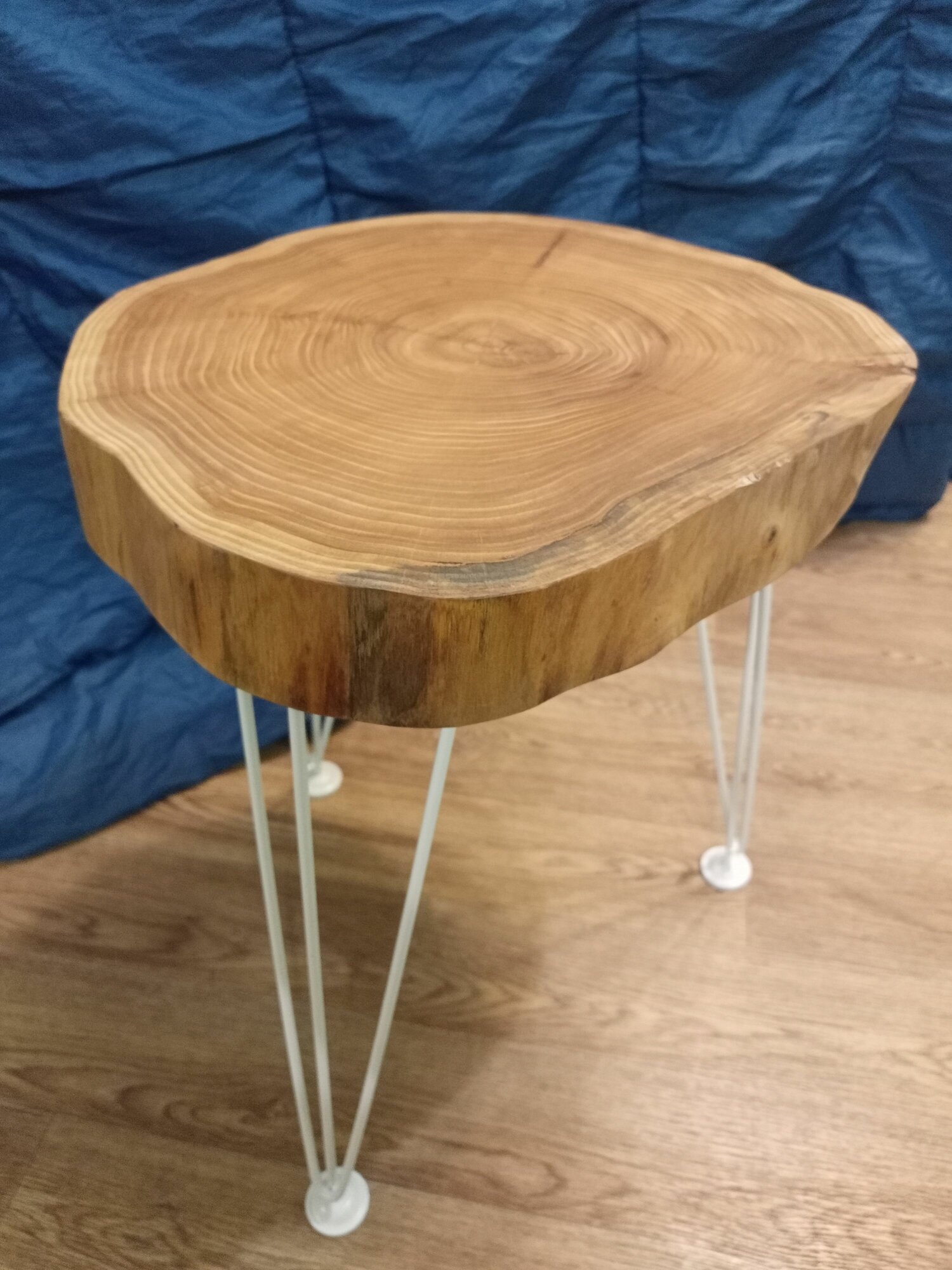 фото Столик журнальный из спила Слэб карагач 35-40см диаметр. Лофт журнальный столик. Белые ножки