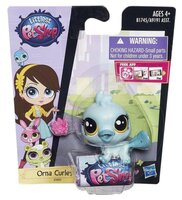 Фигурка Littlest Pet Shop Утконос Орна с цветком B2164