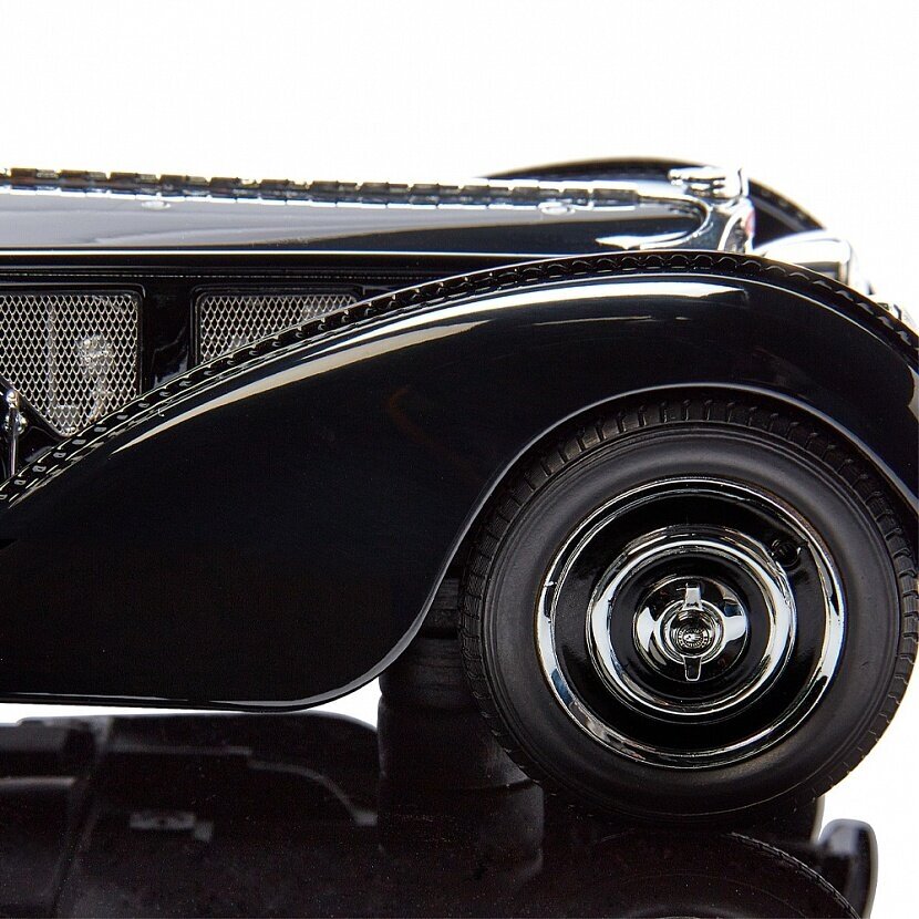 Модель автомобиля 1:18 Bugatti 57SC — фото 1