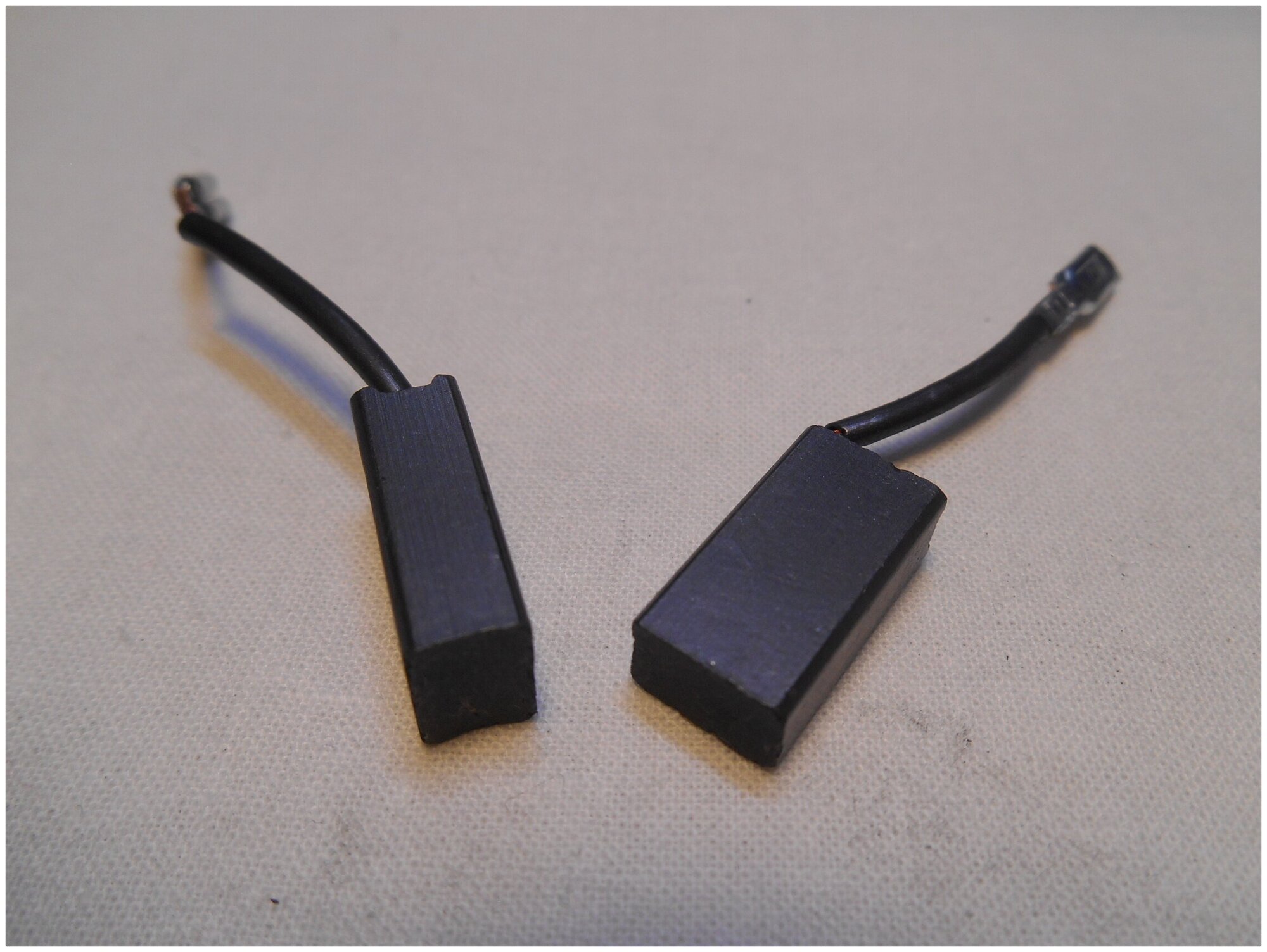 фото Щетки угольные Hitachi 999-088 6х9 мм