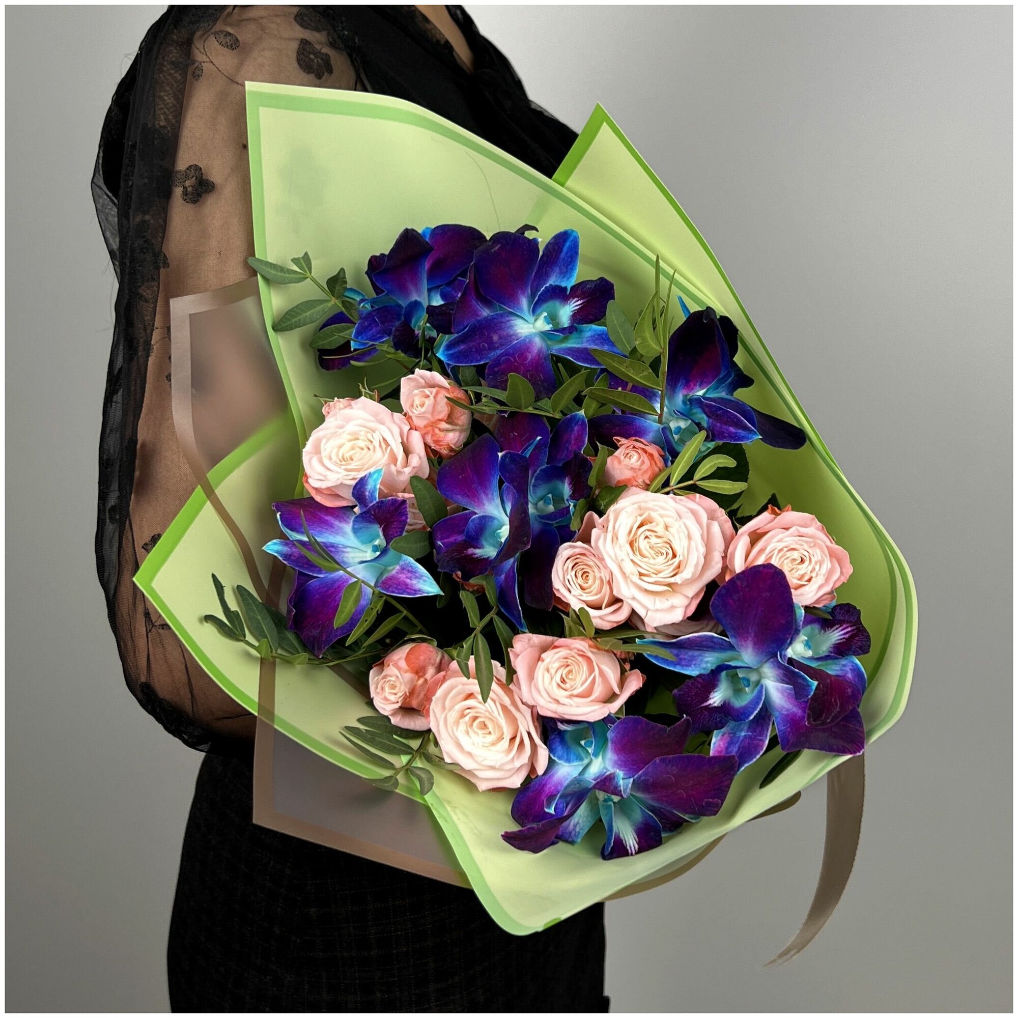 Сборный букет с космическими орхидеями. Букет AR0368 ALMOND ROSES