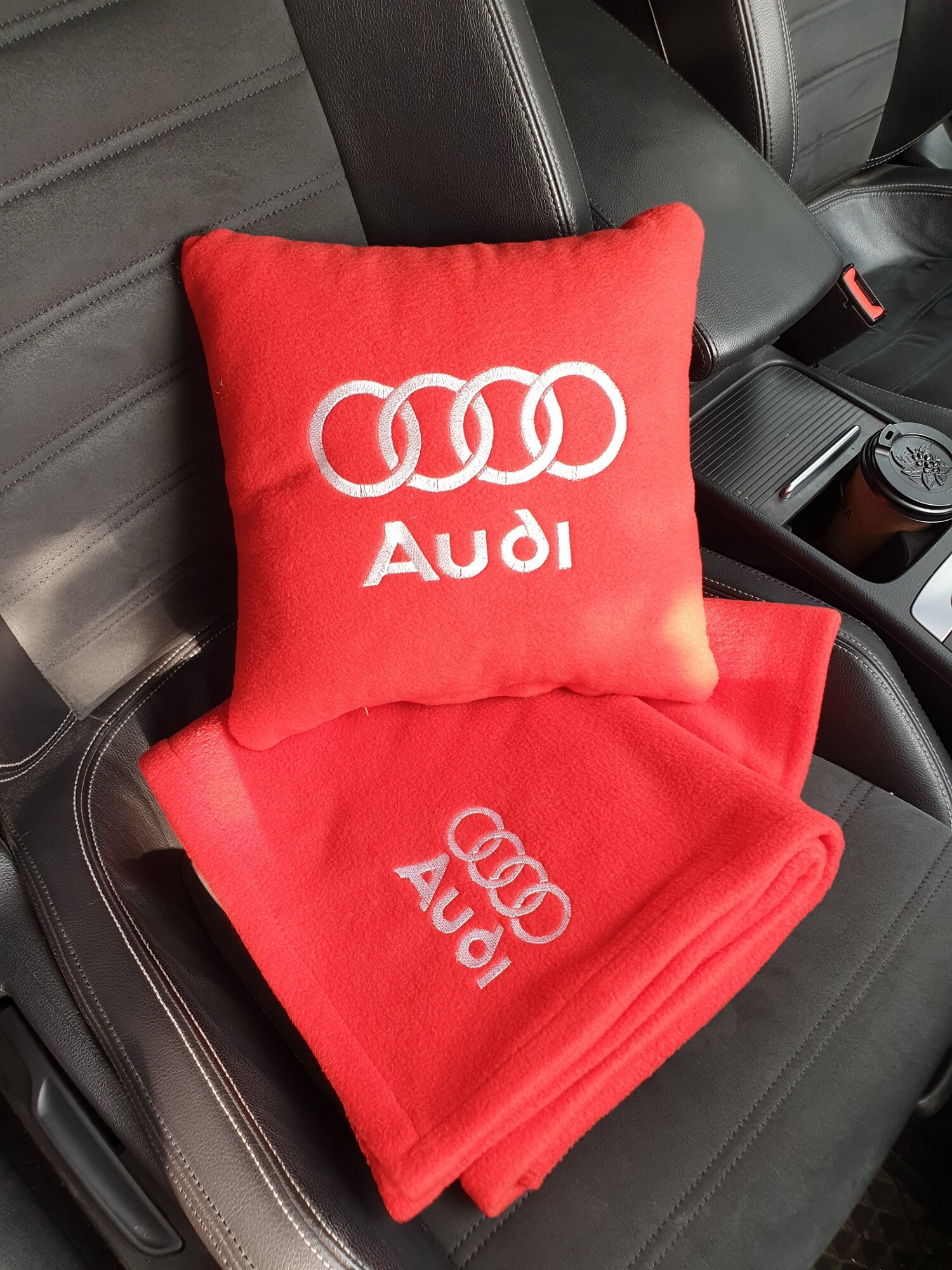 Автомобильный комплект с вышивкой логотипа AUDI: подушка 30х30 см и плед 150х150см цвет красный