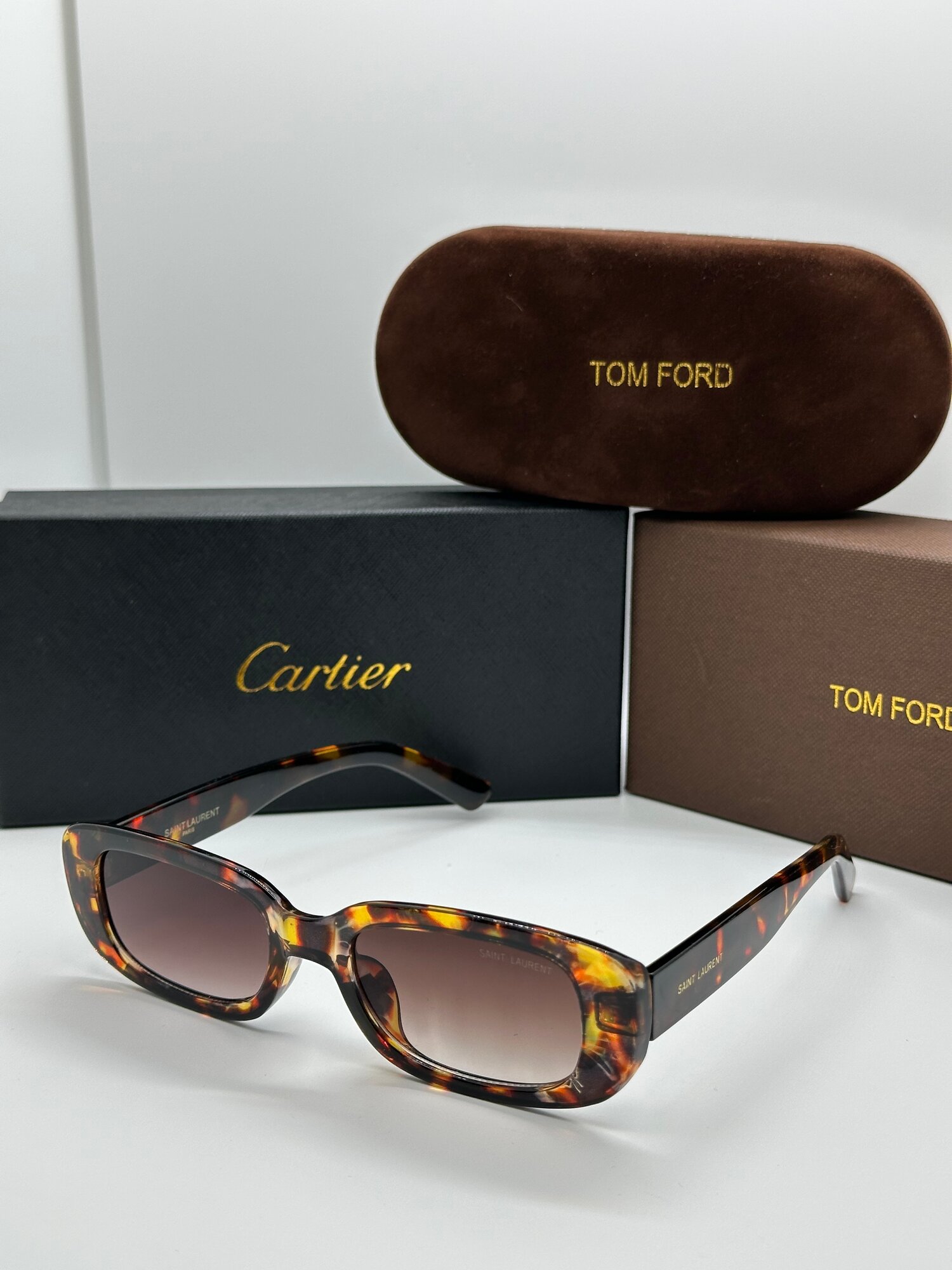 Oчки для защиты глаз от солнечных лучей и подходят для повседневного использования.