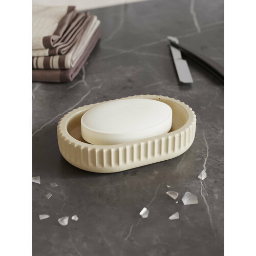 фото Мыльница для ванной и кухни chloe из бетона, овальная, кремовая глянцевая musko