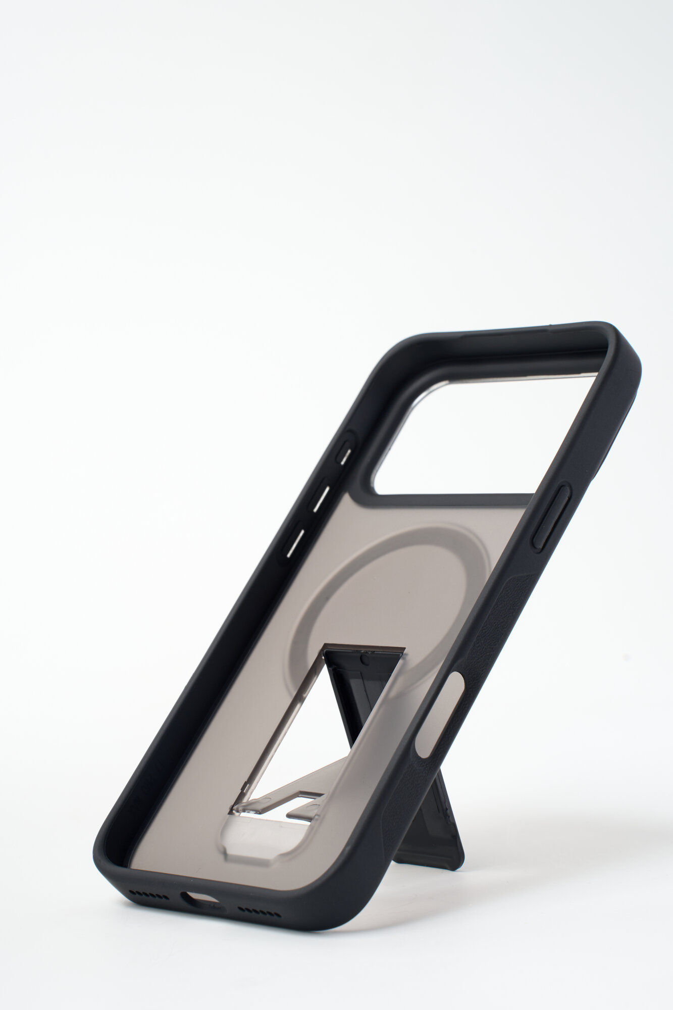 Чехол на Айфон 17 Про (iPhone 17 Pro) с поддержкой беспроводной зарядки и подставкой, черный — фото 1